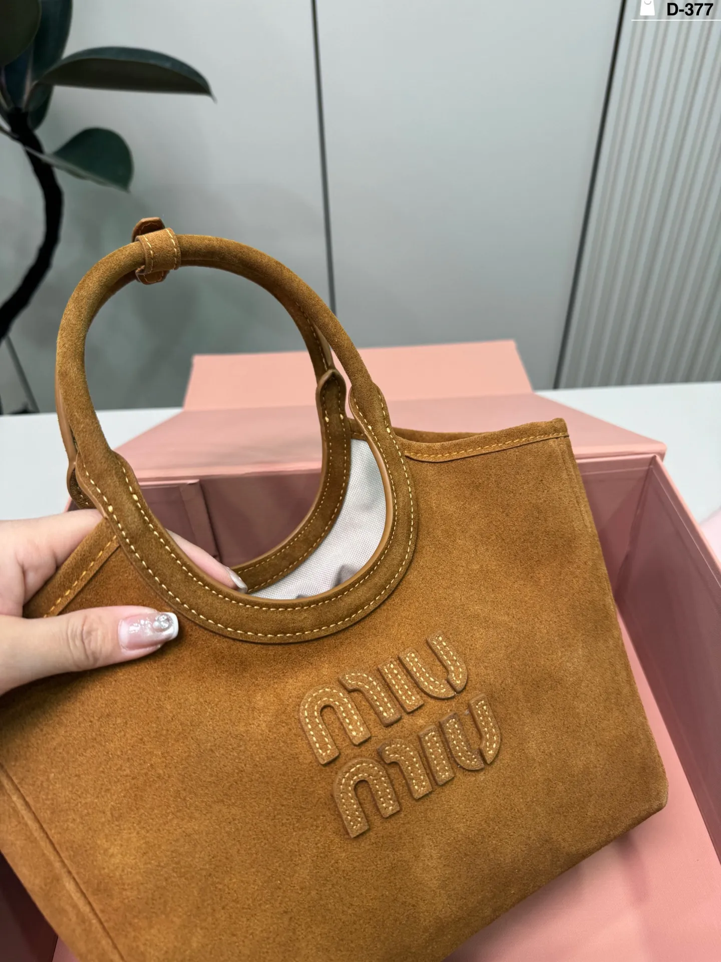 💰p165 D-377尺寸22×18折叠盒 Miu Miu Ivy手袋, 简约复古风满满! 通勤休闲都能搭。 秋冬穿搭必备,轻松提升造型感。尺寸适中,实用又时髦,是Miu Miu热门单品,时髦精们都在入手!