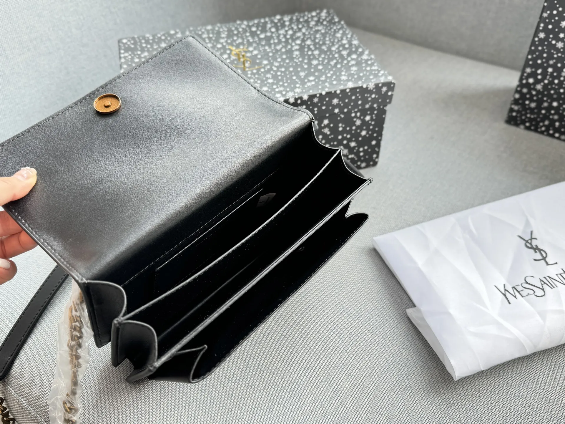 💰130 天地盖 size：22&times;15 圣罗兰 YSL SUNSET 徽章 日落包单肩斜挎手提包 链条包 低调奢华又复古计。包身硬挺，风琴式翻盖+徽章装饰，细节满分! 小巧实用，通勤休闲都 OK。内部多层隔层，收纳力强，链条肩带可单肩/斜挎，百搭灵活。