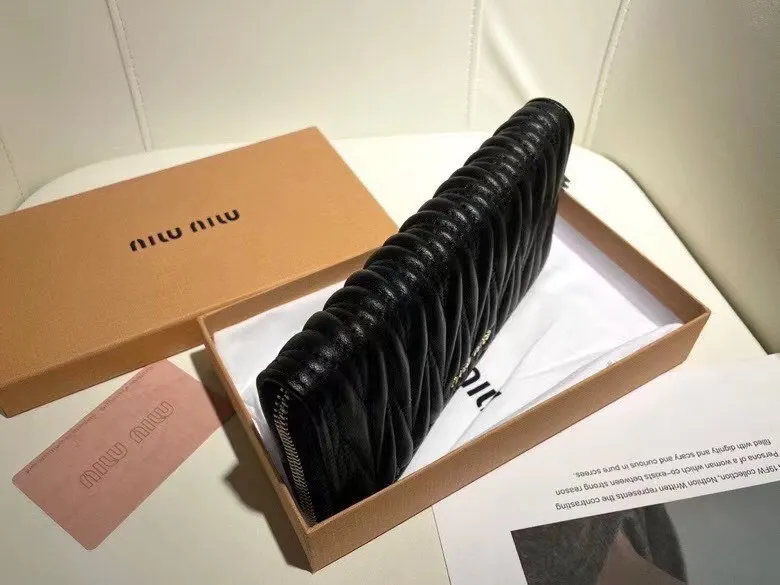 P95🎀miumiu 5550🎀颜色 黑色 粉色 🎀尺寸 19*10.5*3.5 🎀miumiu专柜最新款!专柜爆款热力来袭,经典提花压纹设计,釆用顶级进口小羊皮,皮质细腻柔软,做工精细!