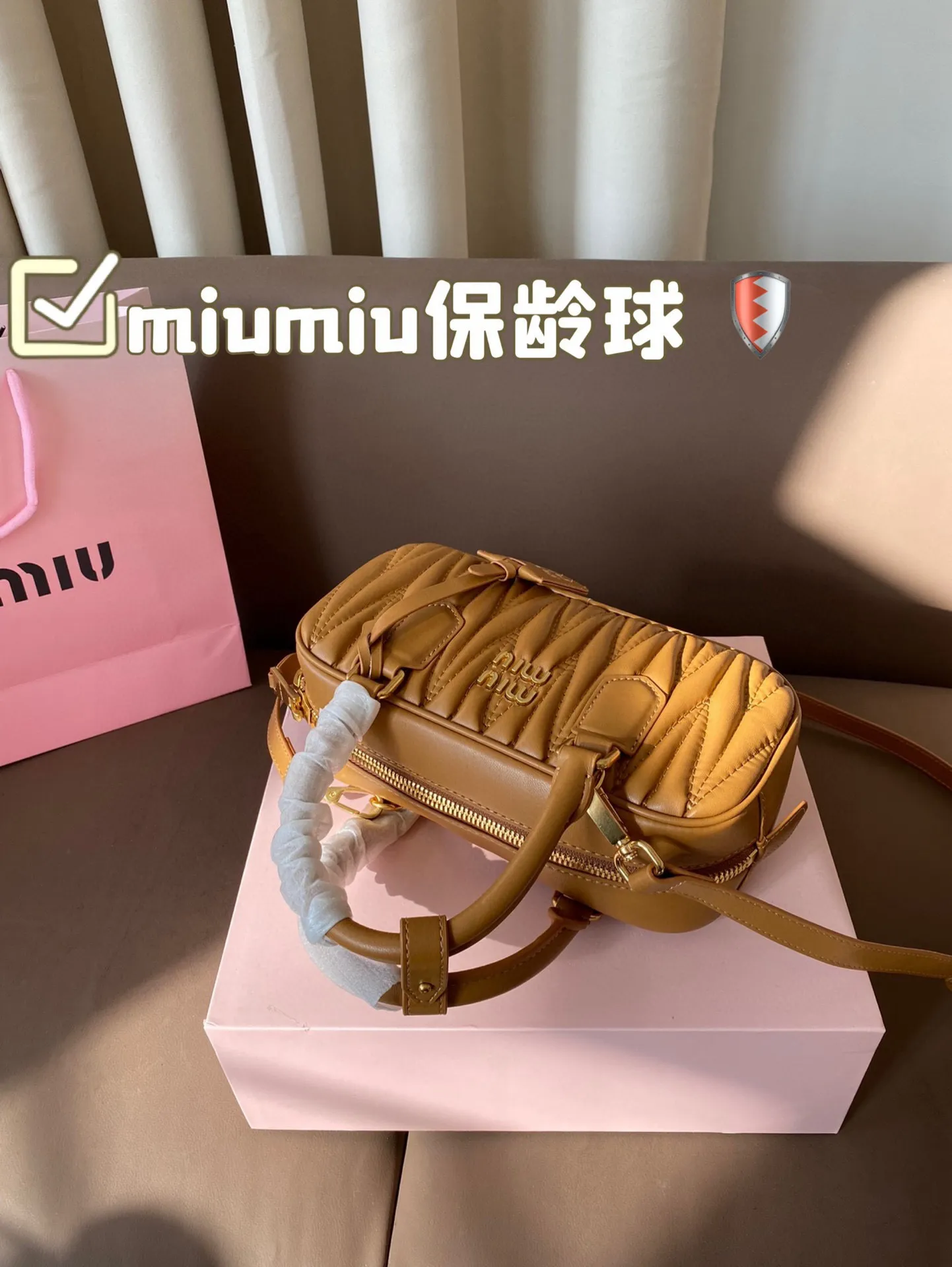 P200 配盒 size:23*12cm miumiu保龄球 新尺寸‼️ 很难不爱啊啊! 这个尺寸很难不动心哦! 可手拎也可斜挎 容量足足的~~ 出场就是miumiu小公主