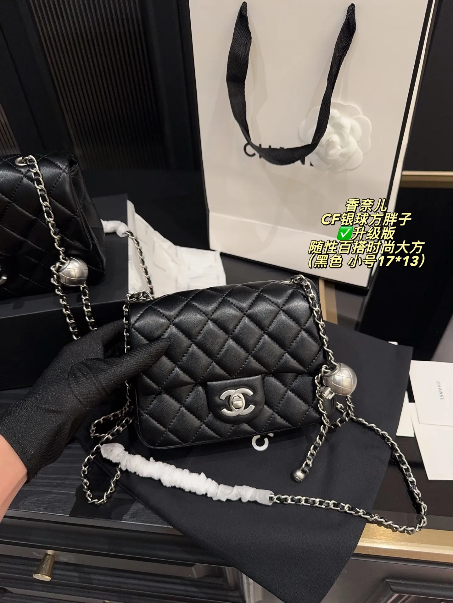 ✅升级版大号P170全套包装⚠️尺寸20*12 小号P170全套包装⚠️尺寸17*13 香奈儿CHANEL CF银球方胖子 随性百搭时尚大方 小银球也可以用来调节带子的长度,不挑个子哦~ 手机、口红、气垫、车钥匙都可以放进去,容量真的很感人~