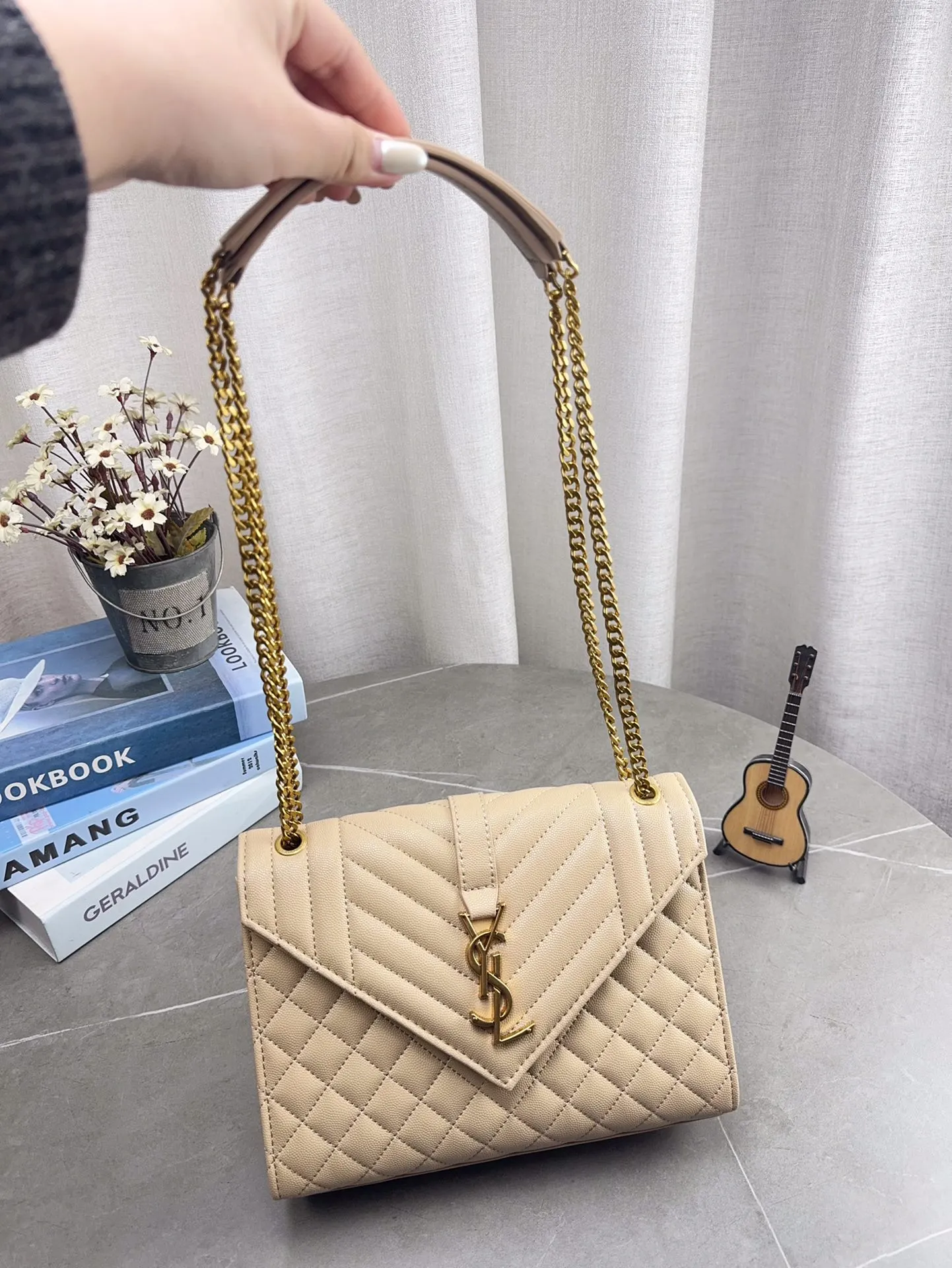 折叠礼盒包装 高品质YSL圣罗兰链条信封包 简约才是百搭公式。 复古又时髦,妥妥的街拍神器。 出街通勤都可。 容量很大,可肩背、斜挎。 搭配很显高级感。 是帅气女孩不可缺少的一款经典存在。 尺寸24*17cm p150