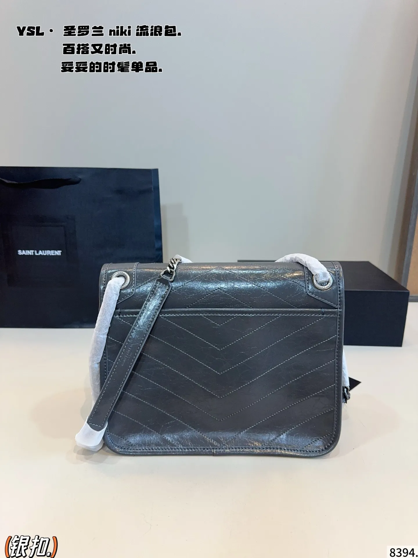 p190配礼盒🎁. 圣罗兰 niki 流浪包 专柜新款Ysl圣罗兰 早已成为明星/网红们最爱的这只 低调却超显高逼格气质 据说是ysl girl人手必备 优雅高贵的她成为潮流人士口中最爱的It Bag制造机 拥有无穷魅力 时尚感极强 柔软质感 黑色五金十分抢眼 单肩/斜挎百搭各种服饰 尺寸:28*9*20/cm