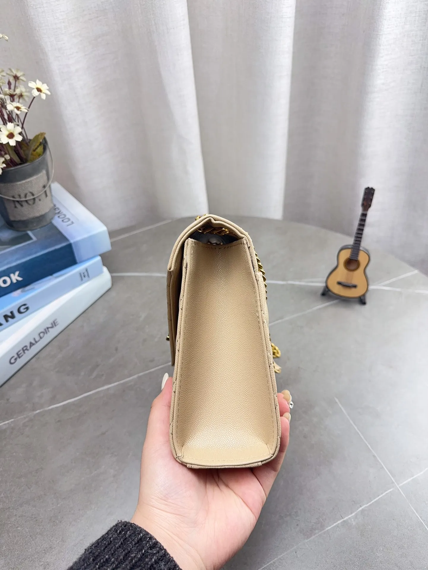 折叠礼盒包装 高品质YSL圣罗兰链条信封包 简约才是百搭公式。 复古又时髦，妥妥的街拍神器。 出街通勤都可。 容量很大，可肩背、斜挎。 搭配很显高级感。 是帅气女孩不可缺少的一款经典存在。 尺寸24*17cm p150