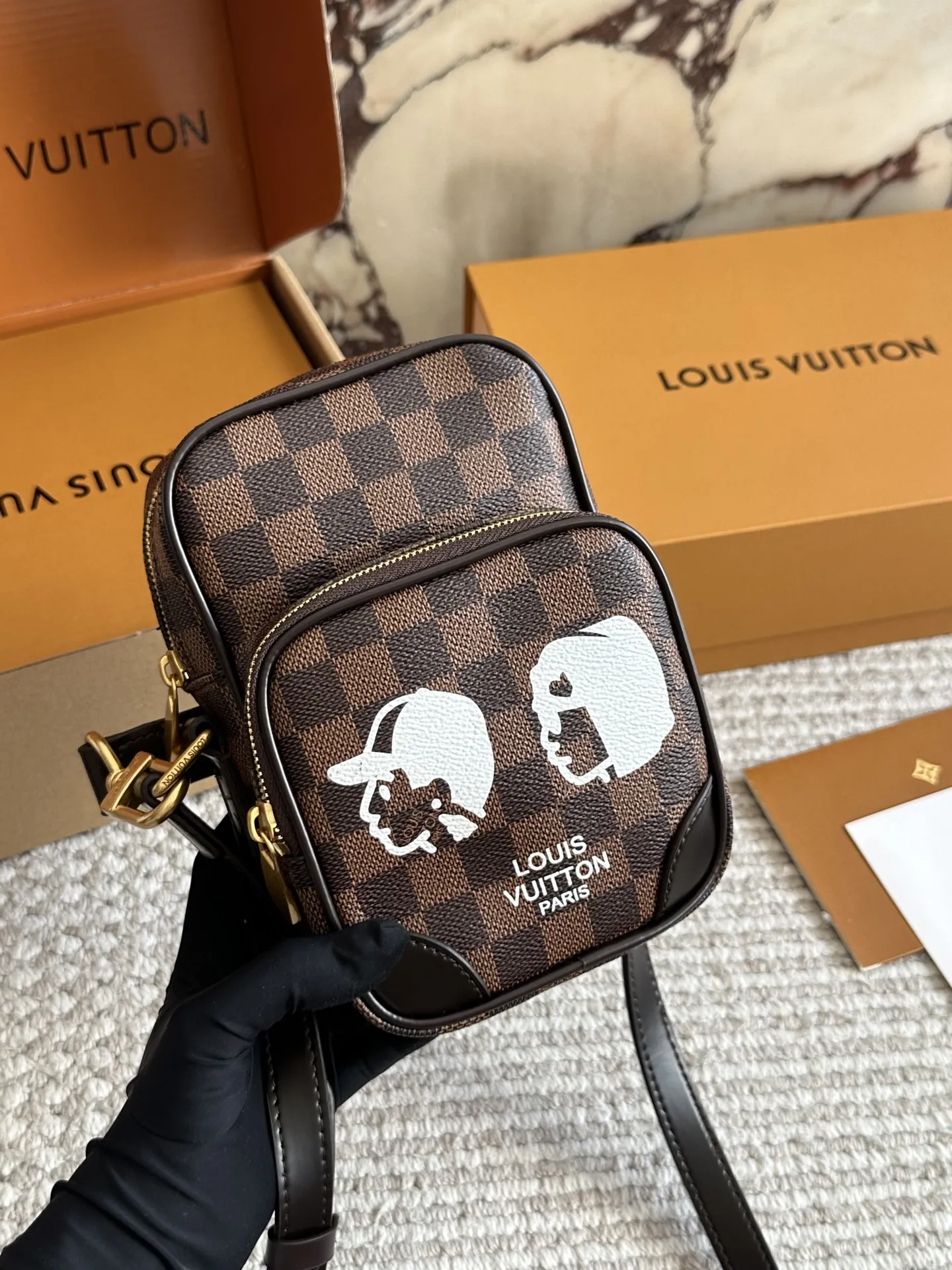 LV手机包相机包p200 M14014老花這款時尚的Amazone斜背袋以Monogram帆布襲作配有復古皮革護角雙邊和可拆式肩帶Pharrell William以1980年代為靈感創作出這款精繳小巧的斜背袋完美糅合復古魅力和精繳現代風格手袋配備珍珠拉鏈頭更設有可調節長度的肩帶，攜帶時倍感舒適size: 20x13.5x8cm #LV手机包#新款包包#美包分享#迷你