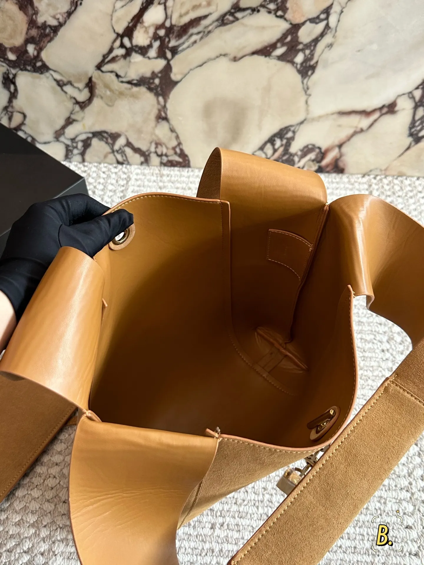 小号💰220 牛皮 size： 28 30cm YSL圣罗兰| 新款 不要太好看辣!!!! 可以单肩背~手提 皮质细腻又舒服！