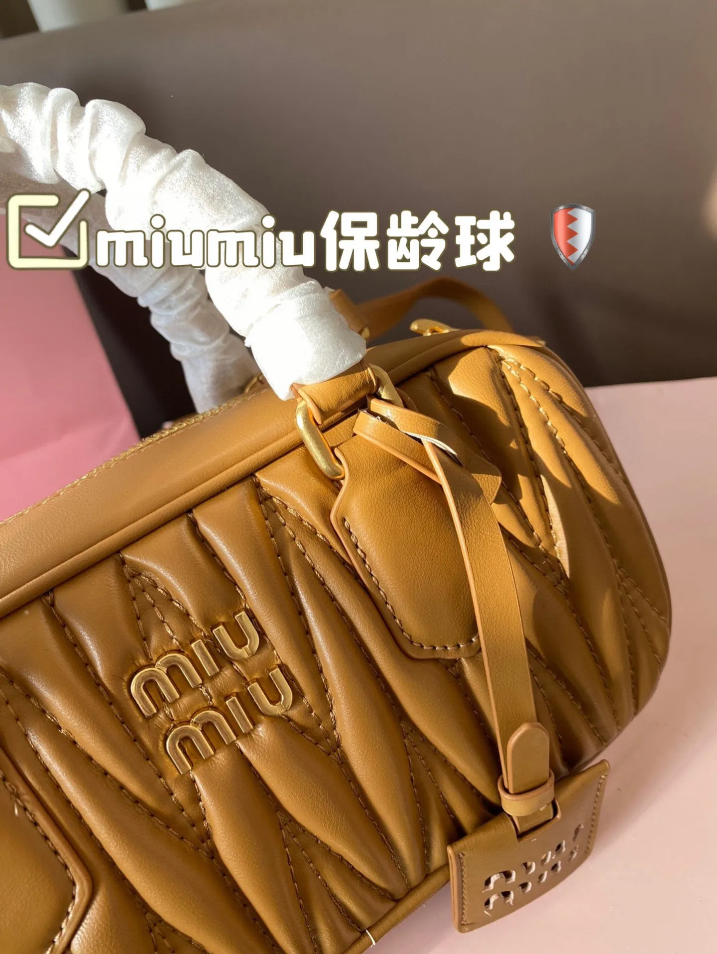 P200 配盒 size：23*12cm miumiu保龄球 新尺寸‼️ 很难不爱啊啊！ 这个尺寸很难不动心哦！ 可手拎也可斜挎 容量足足的~~ 出场就是miumiu小公主