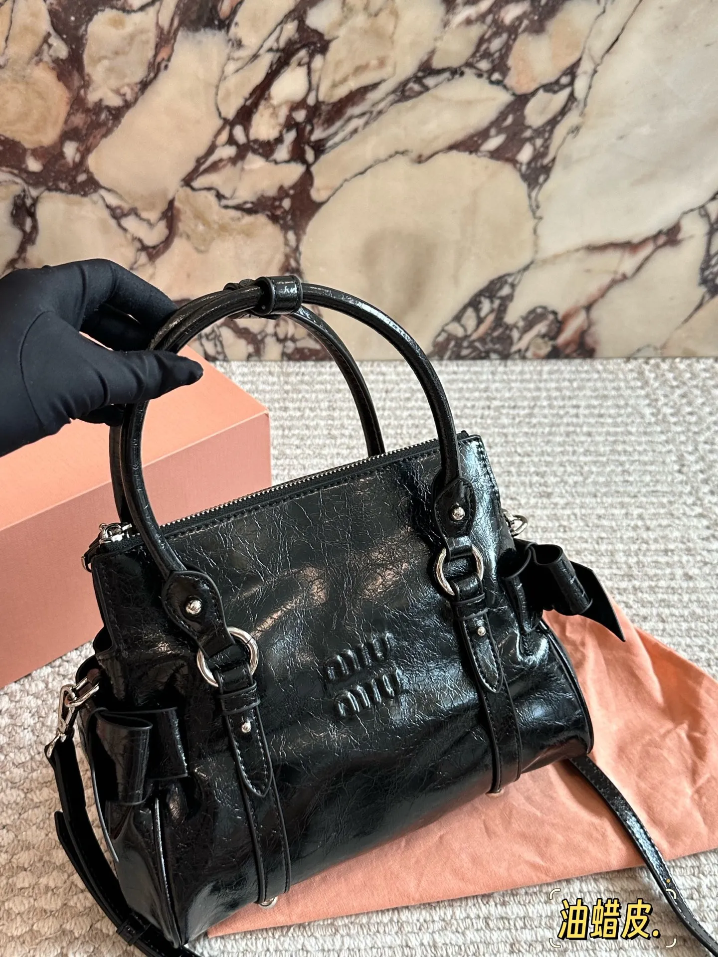 p280 MiuMiu蝴蝶结机车包 ✨MiuMiu蝴蝶结机车包,油蜡小牛皮材质,细腻光泽+复古褶皱感,摩卡棕配银色五金,甜酷复古风满分!两侧蝴蝶结超少女,手提斜挎都OK,日常通勤、休闲出街都能轻松驾驭👜。容量适中,手机、化妆品都能装,实用又时髦,是MiuMiu经典复刻款,复古与现代感兼具,超适合喜欢个性风格的姐妹们!💖25cm配盒子