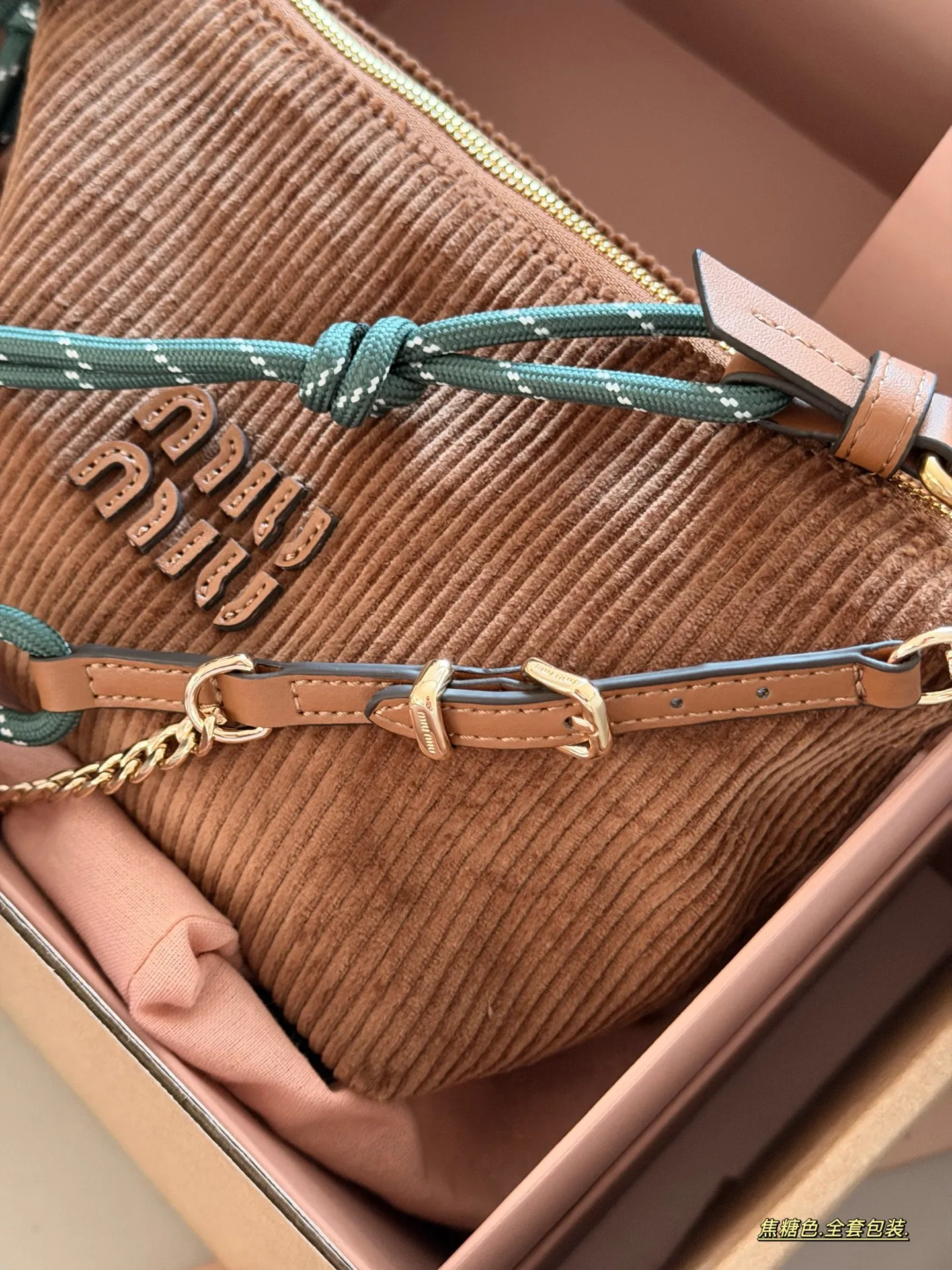 💰 190 配盒 size:底宽18*15cm miumiu 灯芯绒小饭盒~ 自带冲浪绳!! 秋冬氛围感拉满 性价比之王 休闲百搭的饭盒包又来噜!!