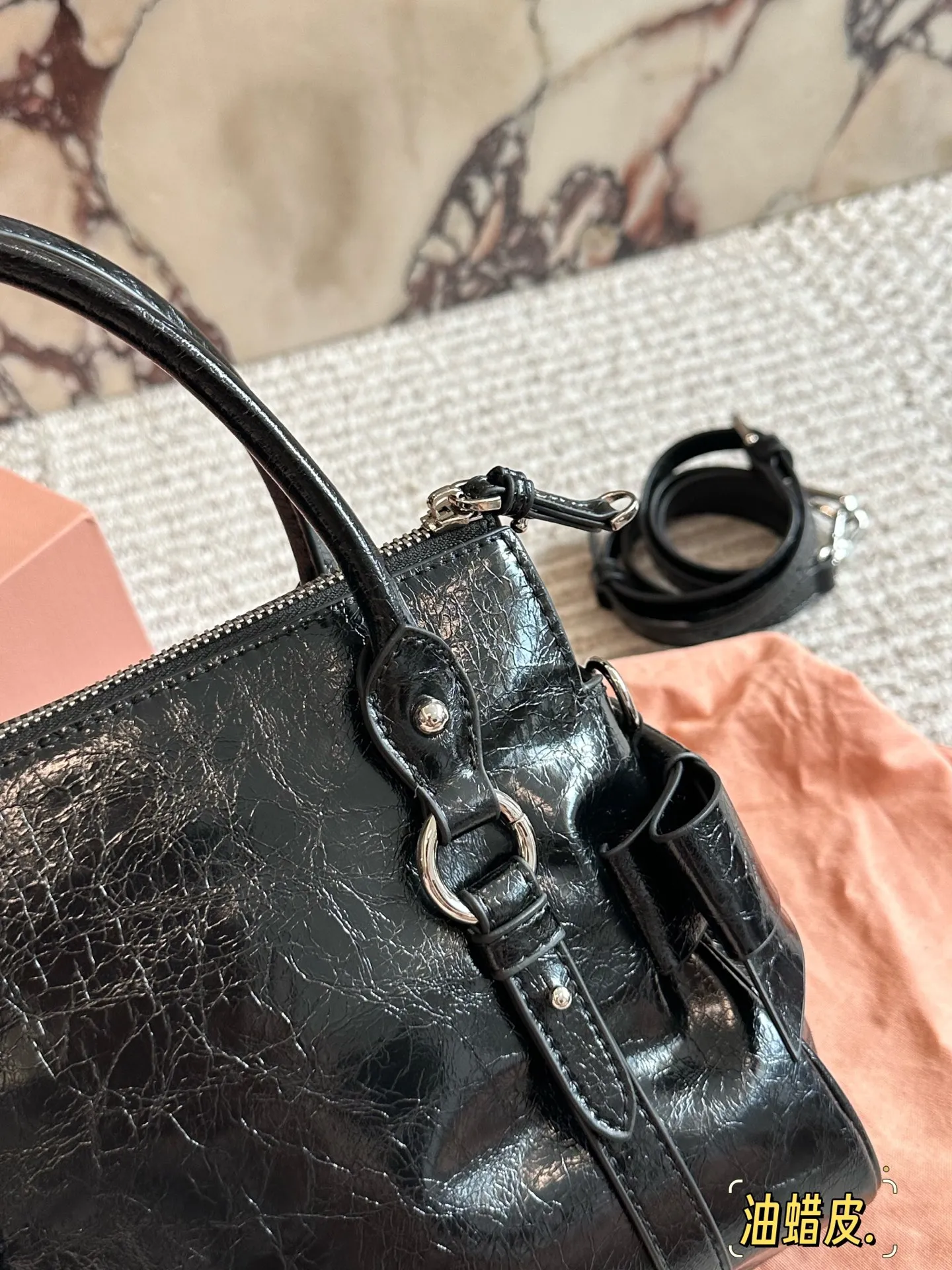 p280 MiuMiu蝴蝶结机车包​​ ✨MiuMiu蝴蝶结机车包，油蜡小牛皮材质，细腻光泽+复古褶皱感，摩卡棕配银色五金，甜酷复古风满分！两侧蝴蝶结超少女，手提斜挎都OK，日常通勤、休闲出街都能轻松驾驭👜。容量适中，手机、化妆品都能装，实用又时髦，是MiuMiu经典复刻款，复古与现代感兼具，超适合喜欢个性风格的姐妹们！💖25cm配盒子