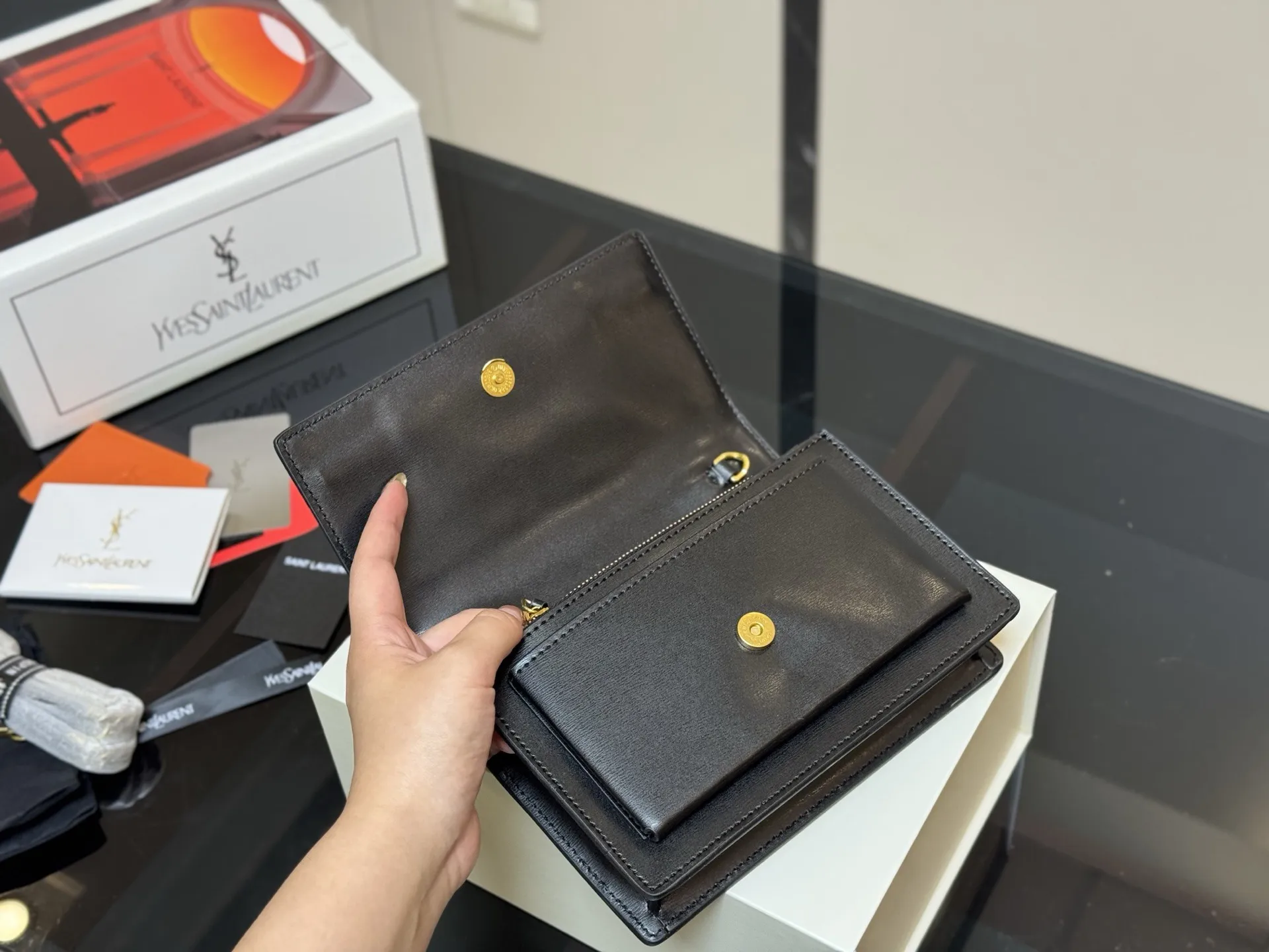 &yen;180 牛皮版本 配全套包装 圣罗兰王子文同款 无敌经典款牙签纹sunset日落包原厂皮版本！ 出了这么长时间热度依然不减， 可见它受人喜欢的程度非同一般！ 力求无穷大的接近正品， 高品质却不高价，心动不如马上行动！ 尺寸：19.13cm