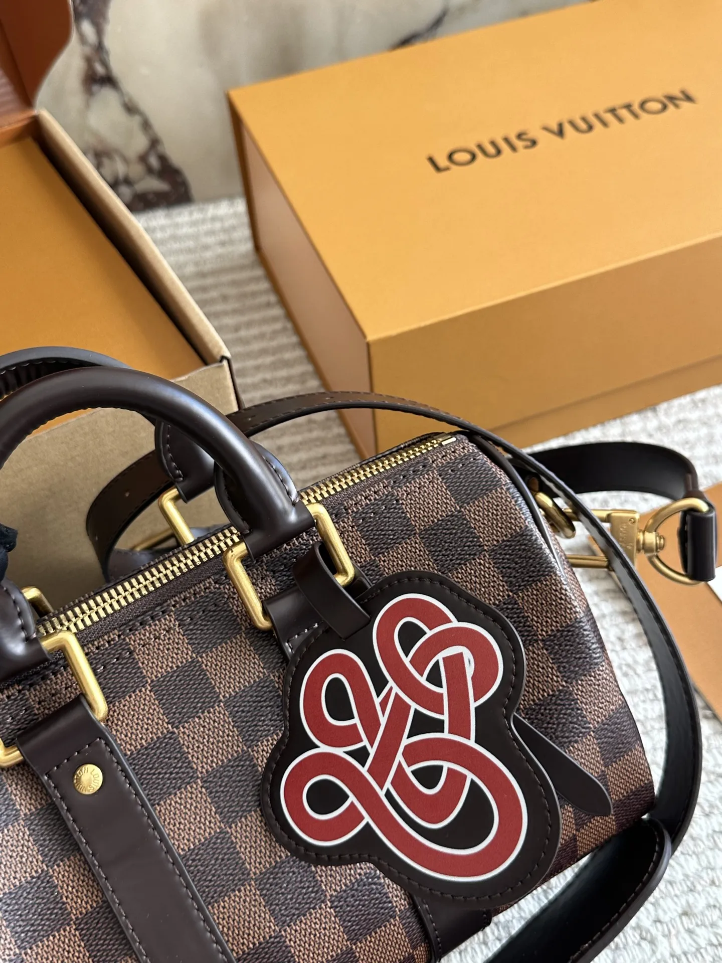 &yen;220 Lv X Nigo Keepall xs 21 枕头包 手袋是一款理想的都市手袋。 标志性的造型与经典的 Monogram 帆布，加之多种携带方式和奢华的天然牛皮饰边为该包平添一份时尚前卫之感。尺寸：25 14cm全套礼盒