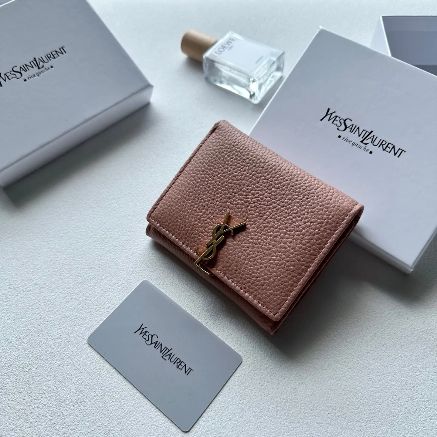 P85🎀🎀颜色 黑 粉🎀尺寸 11x10🎀圣罗兰🆕款&hearts;三折短款钱包💕进口小牛皮质感一流👍独一无二风格，实用内阁超美超时尚美女必备单品🔥