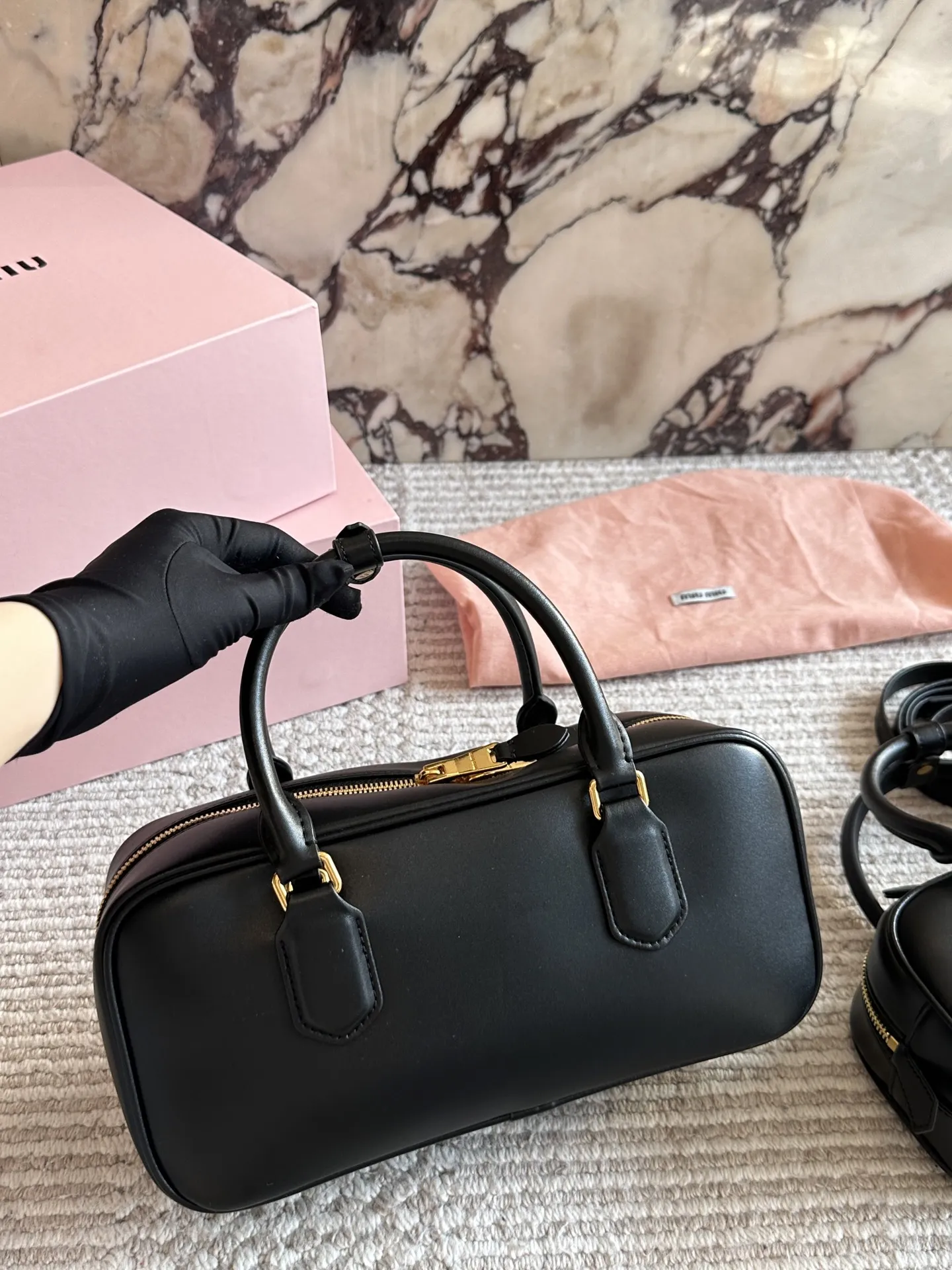 💰190、💰180 配盒 size:22*11cm 27*13cm miumiu保龄球/公文包/ 包包甜度刚好! 很难不爱啊啊! 可手拎也可斜挎 绝对不是小废包哦!容量足足的~~ 出场就是miumiu小公主!