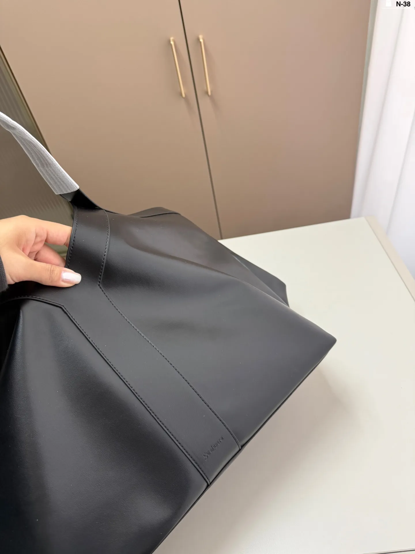 💰p165 圣罗兰 YSL WHY 托特包 容量是真的大 内里好多个口袋，超能装。 且自带一个小钱包，太实用了！ N-38尺寸36.22.26配盒