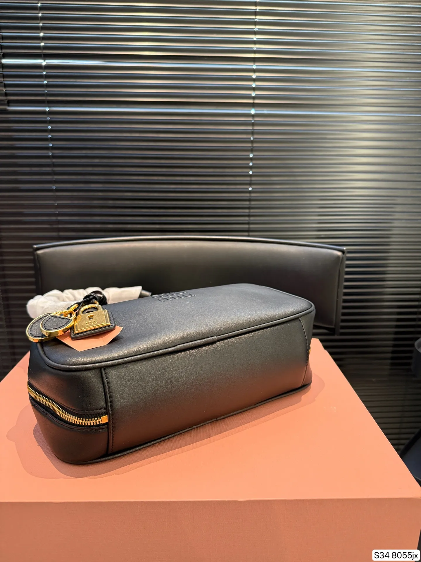 P220配折叠盒子 MIUMIU 保龄球手提包 轻轻松松高级感 包包手感巨好容量也很不赖 简单却又不失华丽 不要觉得会炸眼太高调了什么的 根本不会! 在你的精简穿搭上简直就是点睛之笔 尺寸:27 12货号8055