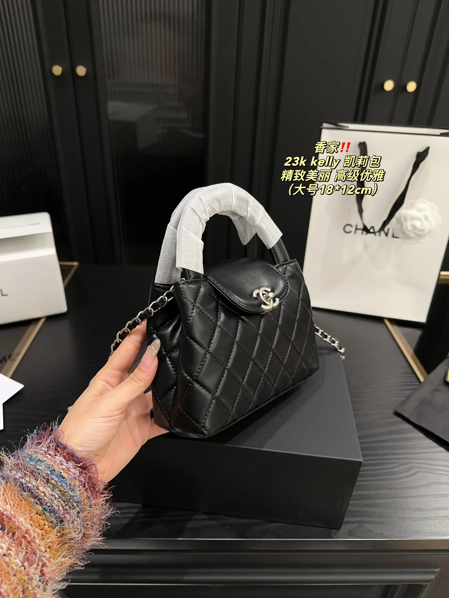 大号P175全套包装⚠️尺寸18.12 小号P170全套包装⚠️尺寸12.8 香奈儿 23k kelly 凯莉包 CHANEL 时尚是一个轮回,大热门中古kelly被Chanel重新设计焕发生机,中古Kelly以经典的手柄手提出名,在基础加上皮穿链肩带颠覆传统,更加随性方便