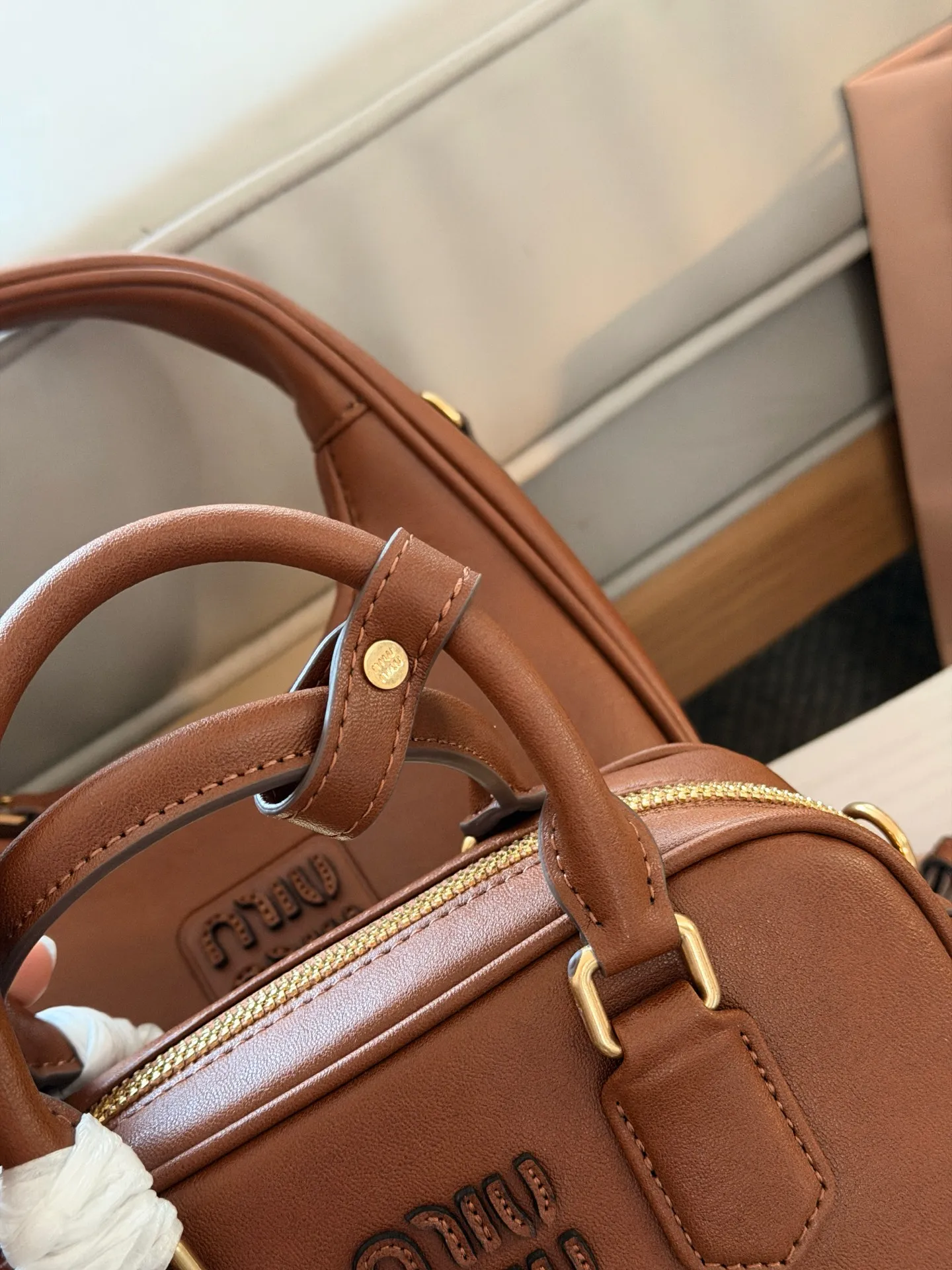 💰190 升级版配盒 size：20*14cm miumiu保龄球/公文包/吐司包 不要太高级，很高级~ 很难不爱啊啊！ 可手拎也可斜挎 绝对不是小废包哦!容量足足的~~ 出场就是miumiu小公主