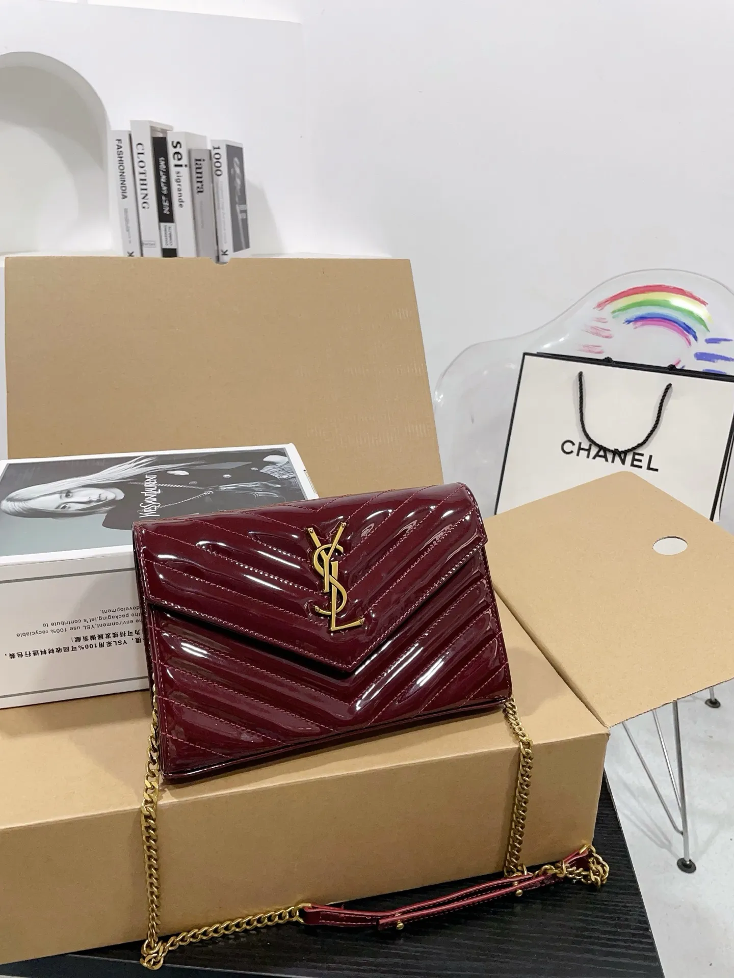 👑💰P150 配飞机盒折叠盒子 漆皮圣罗兰信封包 原版五金logo 首^_^所谓人人必备一款，这个款式必须自留 经典版型！ 真的是让人眼前一亮 喜欢的美妞抓紧啦 实物简直太美 尺寸23 16