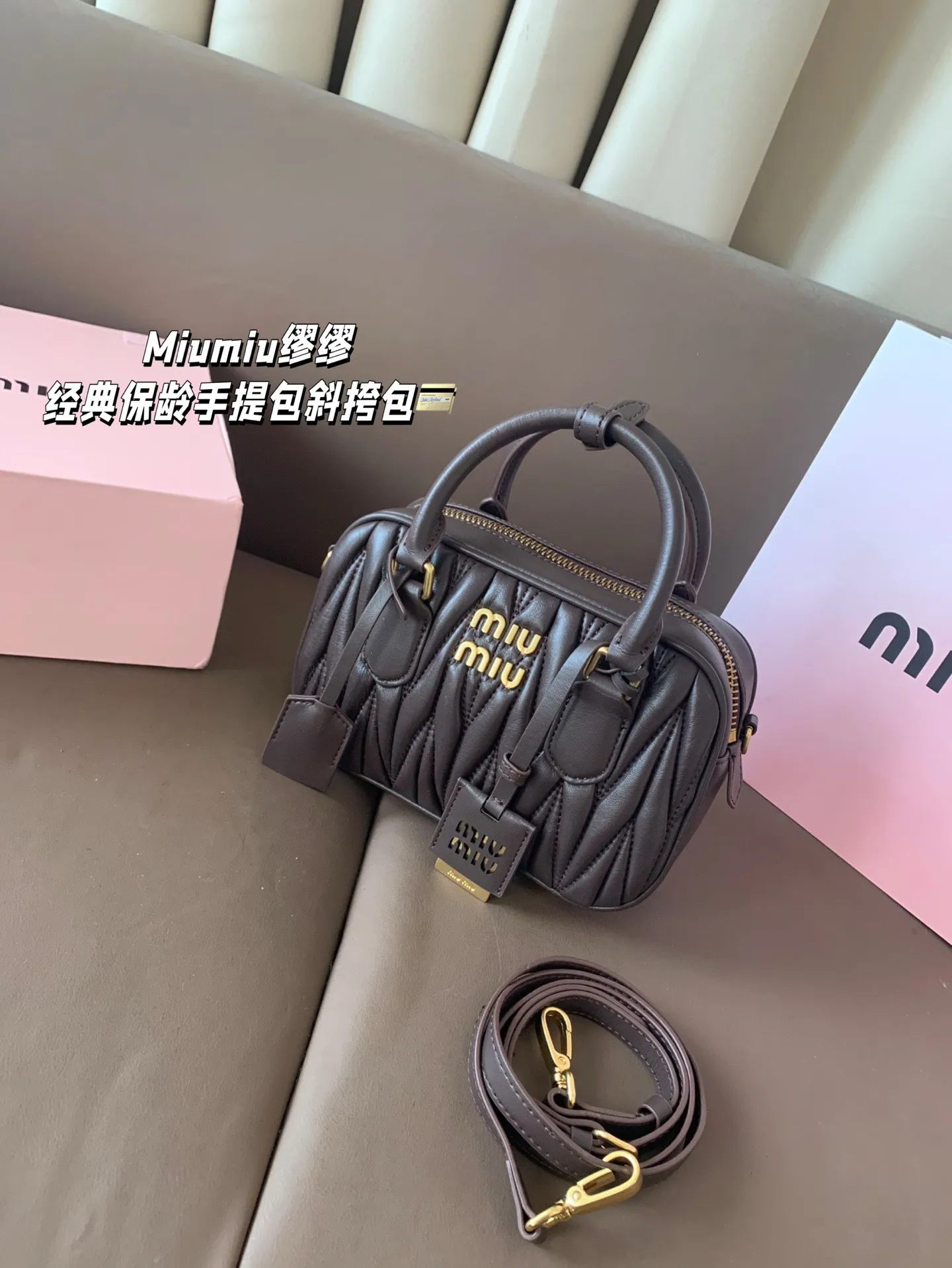 P240 Miumiu缪缪 经典保龄球褶皱手提包斜挎包 尺寸21*14 礼盒包装🎁