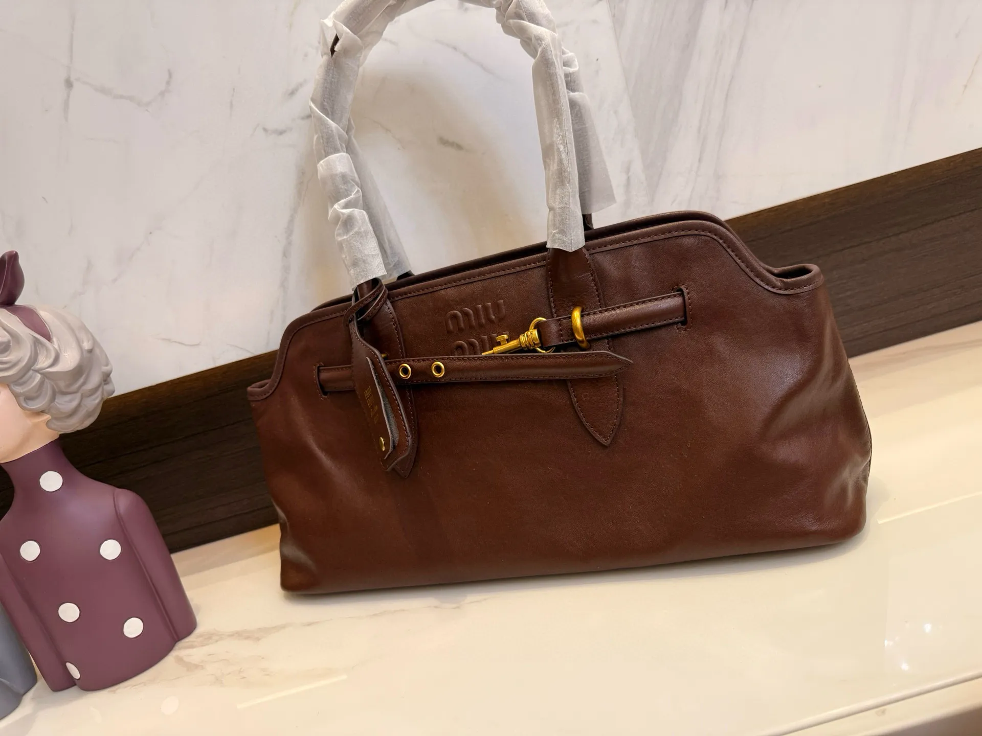 📢📢📢p275 牛皮 MiuMiu期待已久的2025.秀款 中古包.快来围观吧 2025秋冬系列包包 简洁利落的设计 凸显功能性 实用主义 柔软舒服的触感 彰显 MiuMiu 女性愈加自信，务实，前卫和酷炫的态度 尺寸：44*14*22cm