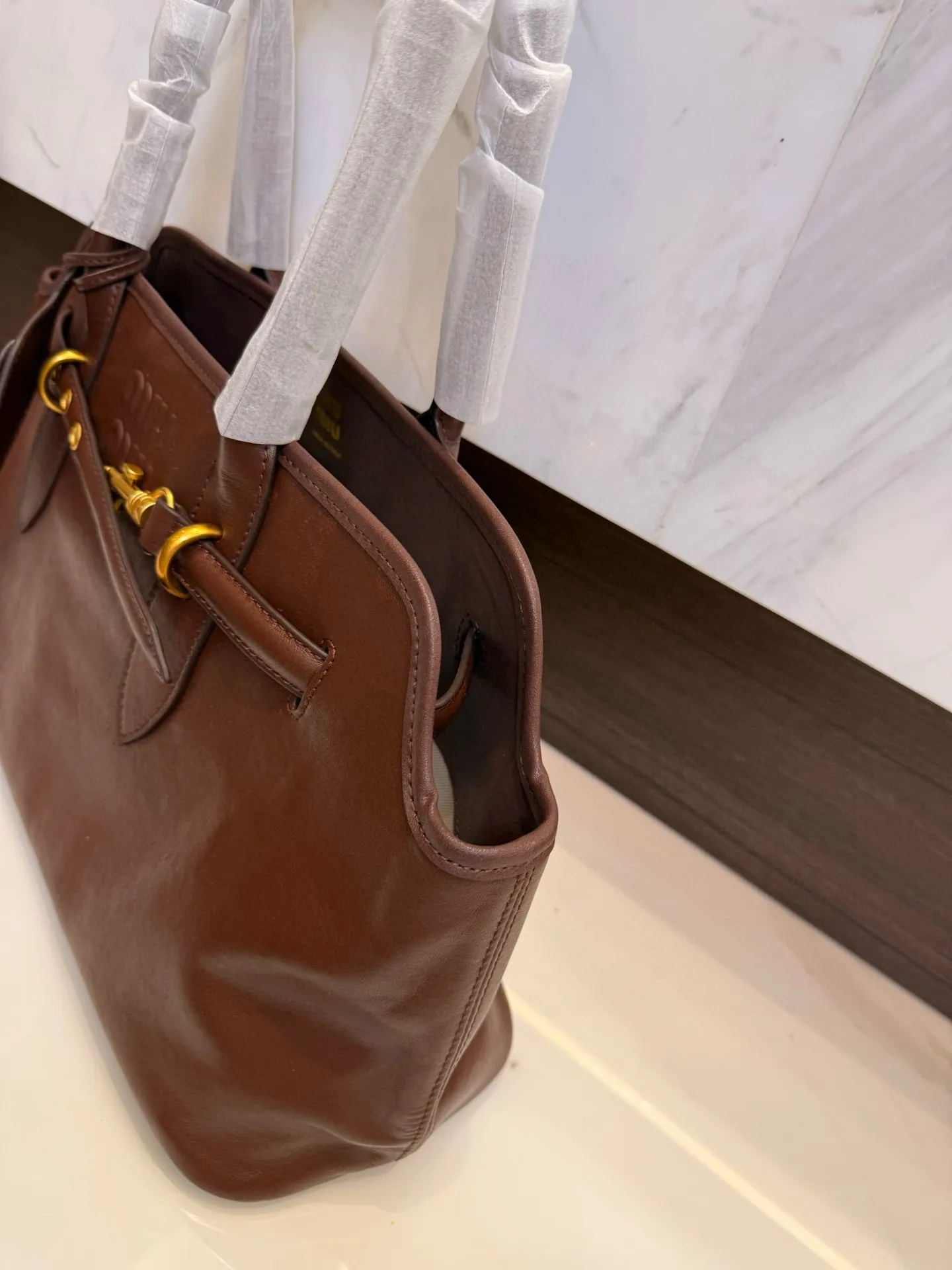 📢📢📢p275 牛皮 MiuMiu期待已久的2025.秀款 中古包.快来围观吧 2025秋冬系列包包 简洁利落的设计 凸显功能性 实用主义 柔软舒服的触感 彰显 MiuMiu 女性愈加自信，务实，前卫和酷炫的态度 尺寸：44*14*22cm