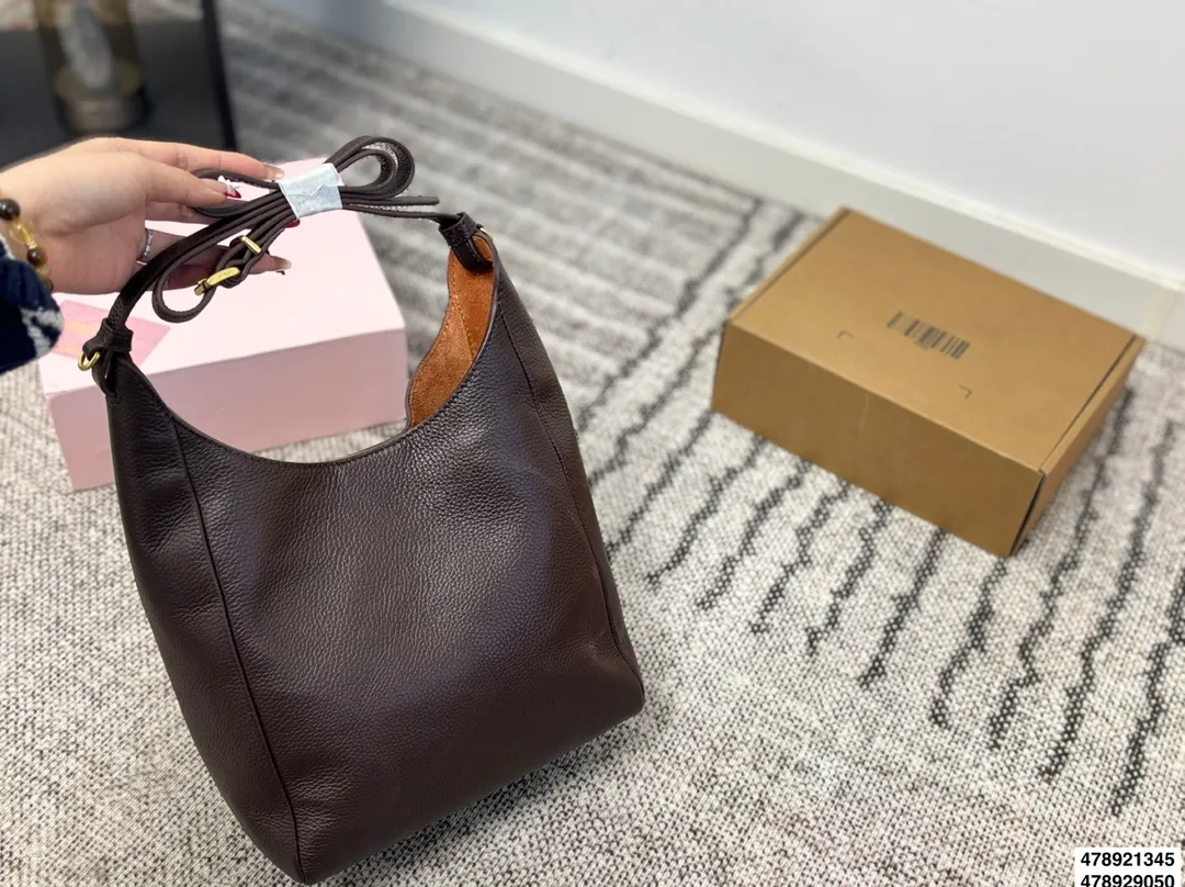 p255 p220 配盒 size：23.22/16.15 miumiu 快闪新品 牛皮细腻柔软 内里是很特别的绿色， 个人觉得单肩斜挎腋下更好看！