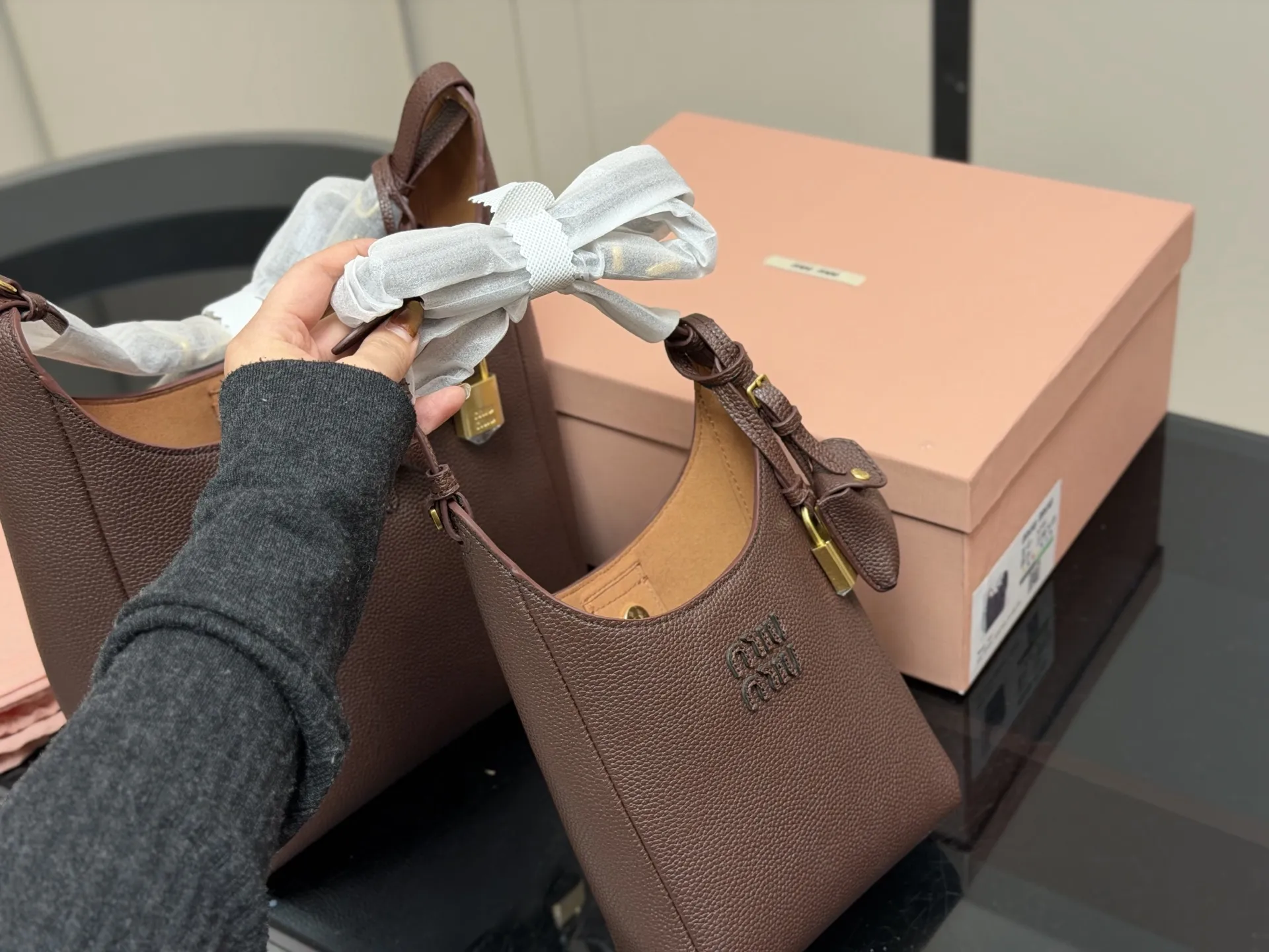 &yen;210 &yen;230 配盒 size：16.23cm 23.30cm miumiu新款斜挎机车包! 首发! 福音种草了哦 超级松弛感的一款包包肩带长度可以调节哦！