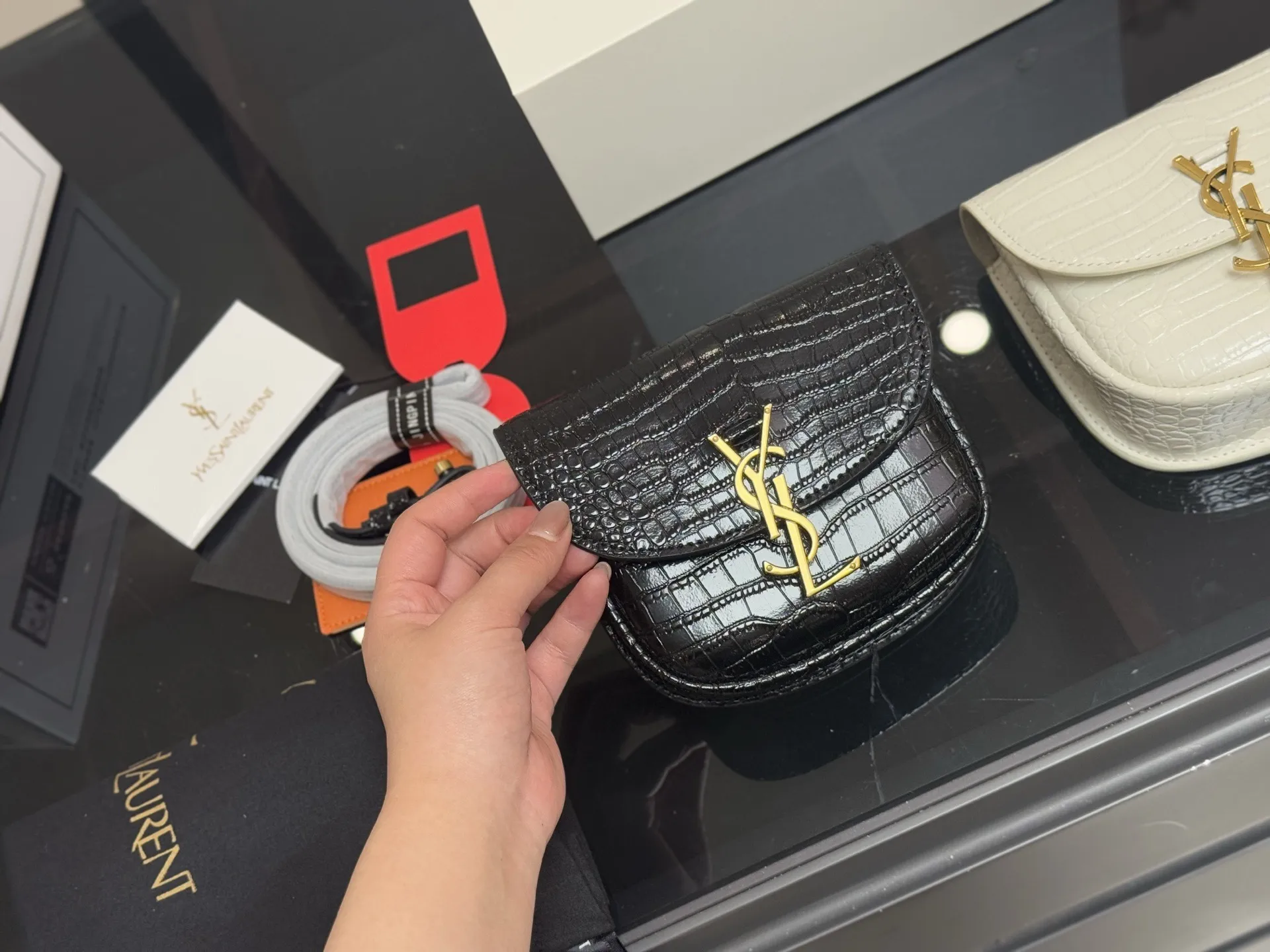 ¥140 配折叠盒飞机盒 尺寸:17cm 圣罗兰 Kala马鞍 很好看啊啊啊 这款绝对是ysl的鼻祖! 牛皮品质! 太STALY!