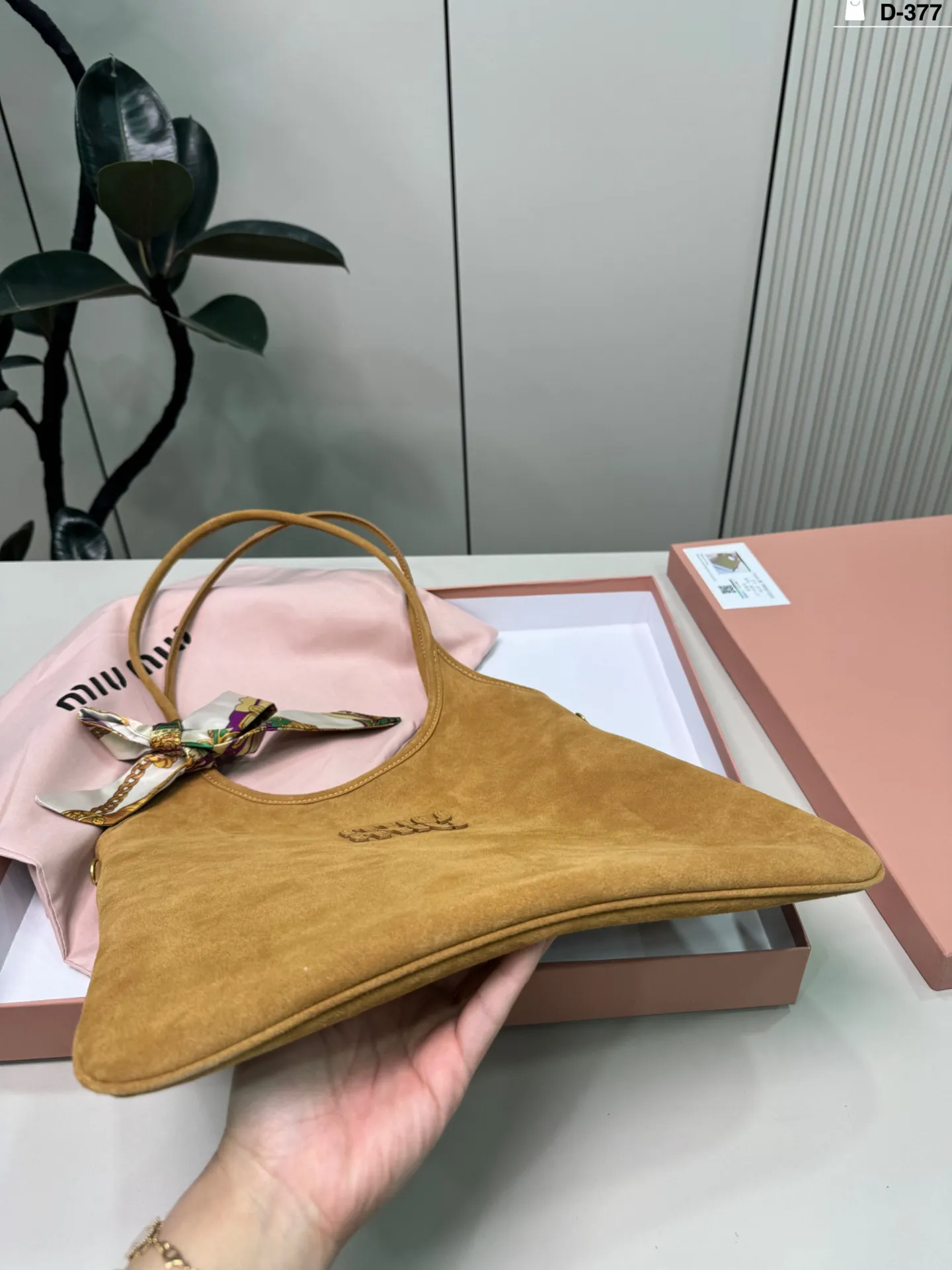 💰p155 D-377尺寸35&times;33配盒 miumiu缪缪ivy托特包 有种谁背都是萌萌的既视感hahaha~ 帆布牛皮皮质哦！