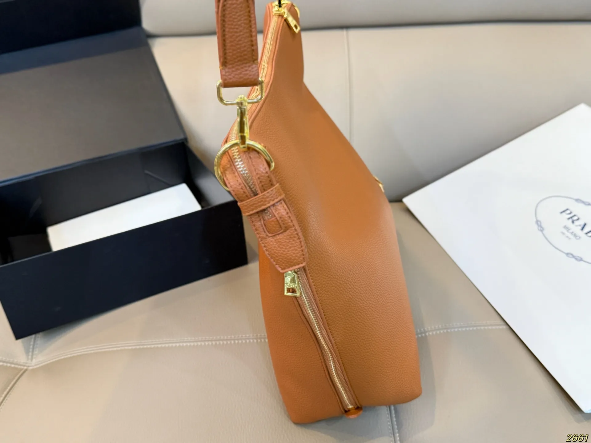 &yen;165 普拉达Prada 新款托特包腋下包 充满了不一样的帅气感 甜酷辣妹穿搭必备 尺寸： 34 31