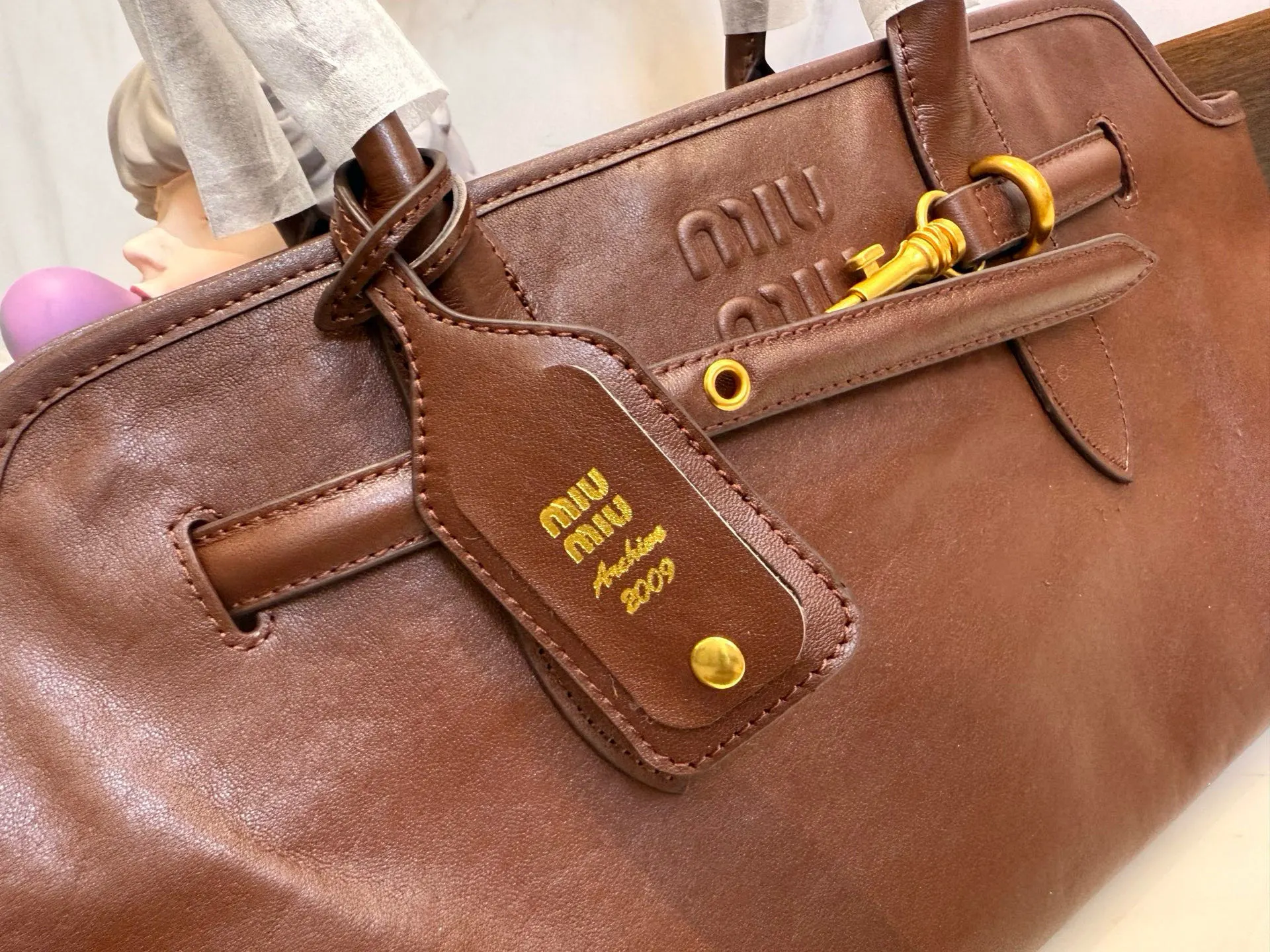 📢📢📢p275 牛皮 MiuMiu期待已久的2025.秀款 中古包.快来围观吧 2025秋冬系列包包 简洁利落的设计 凸显功能性 实用主义 柔软舒服的触感 彰显 MiuMiu 女性愈加自信,务实,前卫和酷炫的态度 尺寸:44*14*22cm