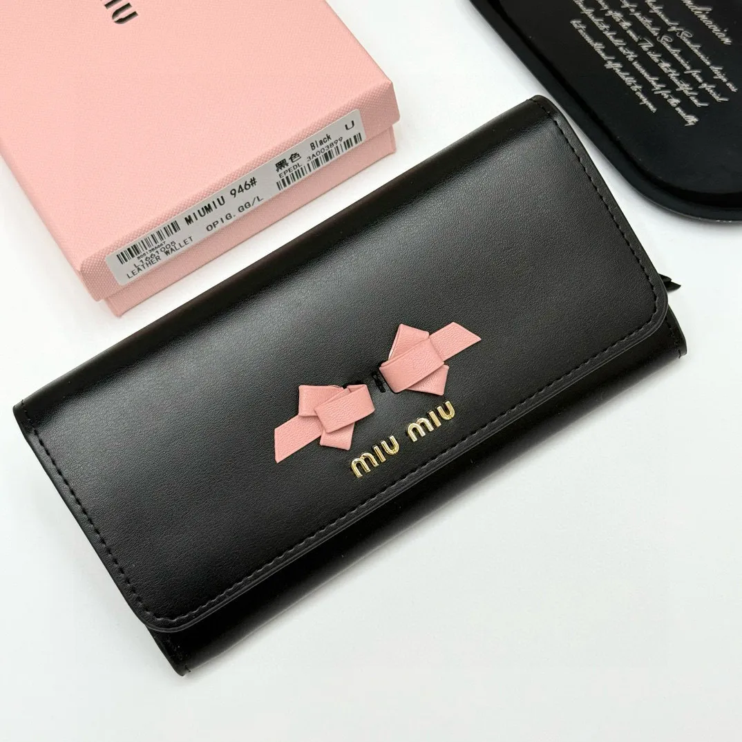 📢📢📢p105 miumiu 946 颜色：黑色 粉色 深灰色 浅灰色 尺寸：19*10.5*3.5 说明:miumiu专柜最新款火爆登场！采用头层牛皮，做工精致， 媲美专柜！绝美配色，超级精致时尚！