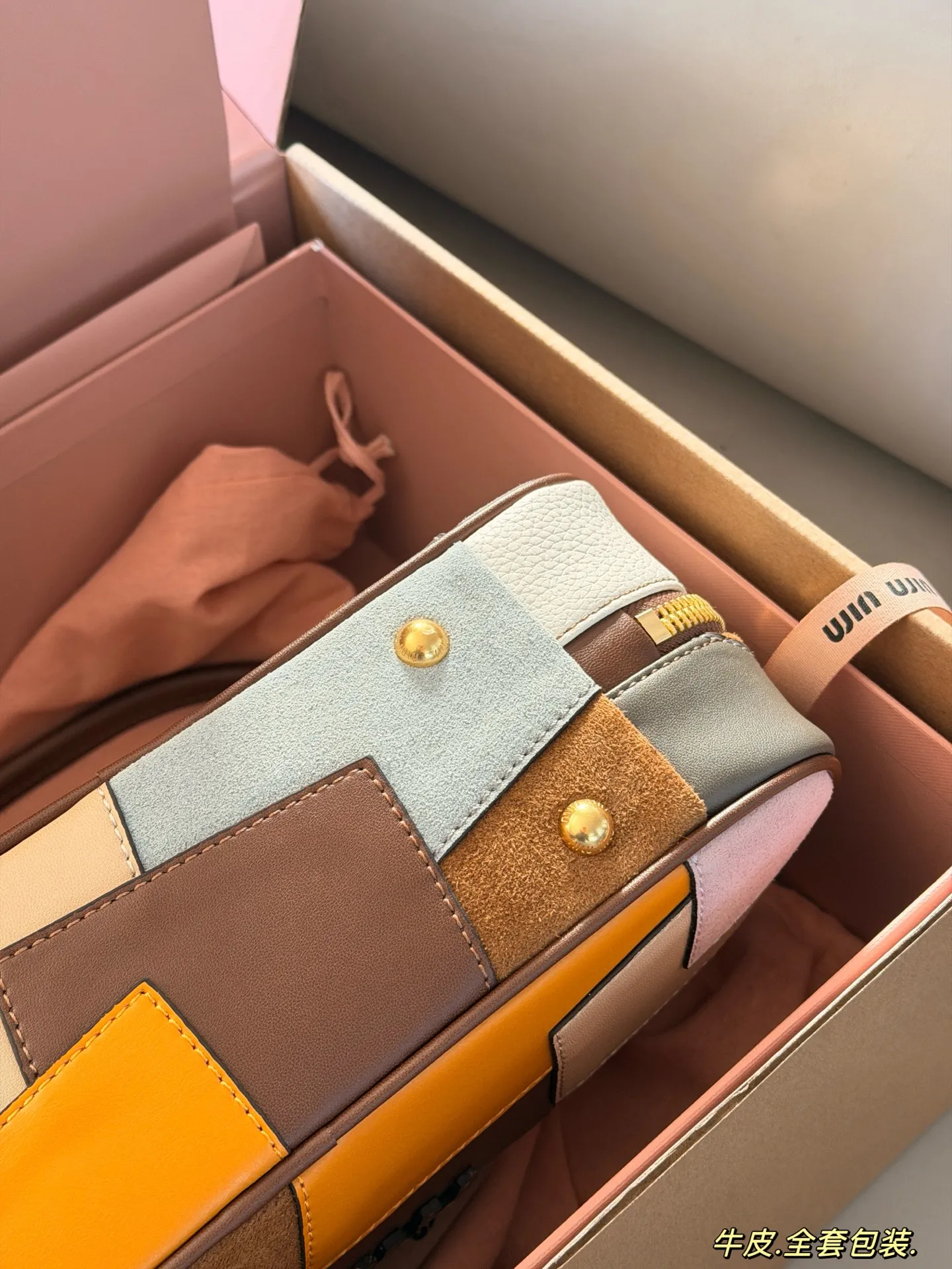 💰320 配盒 size:28*15cm miumiu保龄球/公文包 Miu又来抢钱了新款腋下公文包 来咯 ! 背起来都很nice 哦 可手拎也可斜挎! 出场就是miumiu小公主!