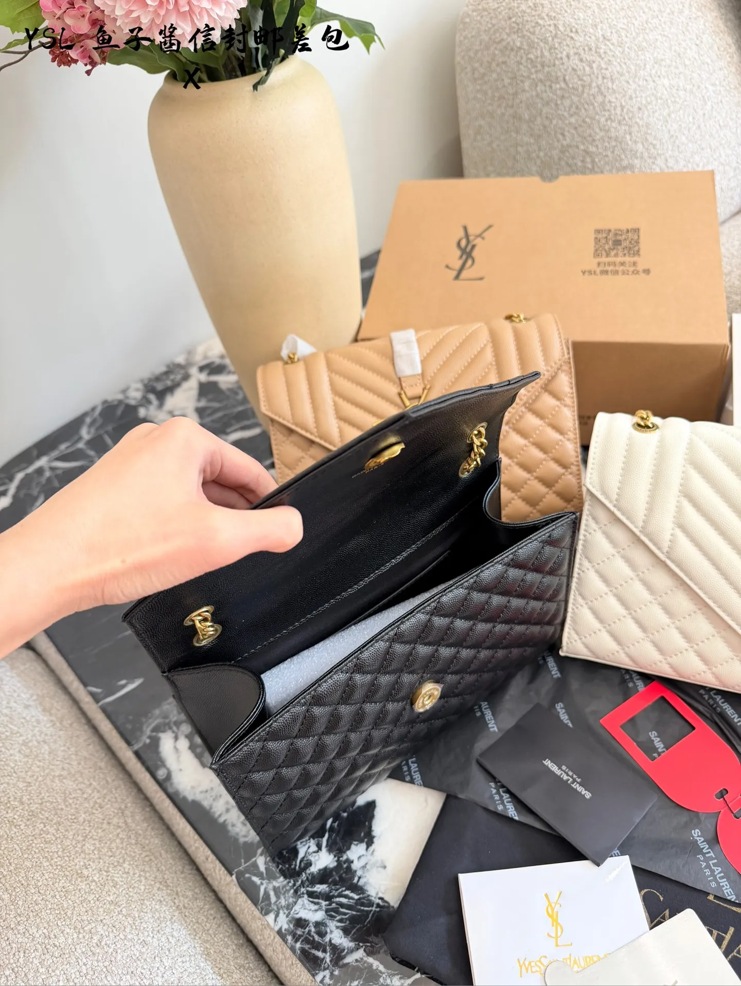 YSL鱼子酱信封包​​p155 🖤YSL Envelope鱼子酱信封包，经典信封造型+绗缝设计，质感满分！颗粒纹牛皮耐磨又高级，金色Logo超有辨识度✨。中号尺寸约24&times;17&times;6cm，容量适中，日常通勤或约会都很OK。链条可调节，单肩、斜挎、腋下背法随心切换，百搭不挑衣服，四季都能用！黑金配色经典耐看，实用又时髦，是YSL标志性手袋之一💼。