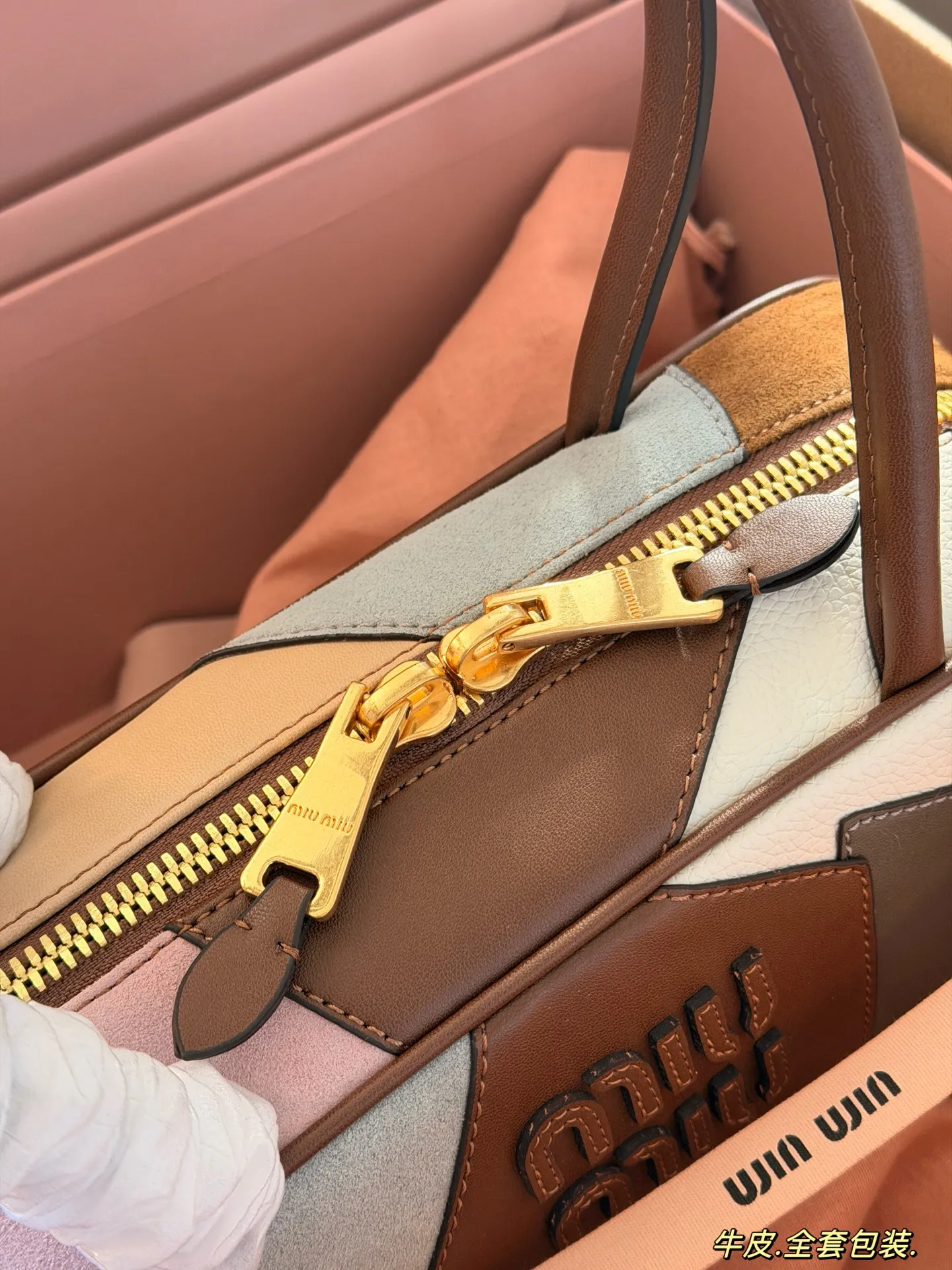 💰320 配盒 size：28*15cm miumiu保龄球/公文包 Miu又来抢钱了新款腋下公文包 来咯 ！ 背起来都很nice 哦 可手拎也可斜挎！ 出场就是miumiu小公主！