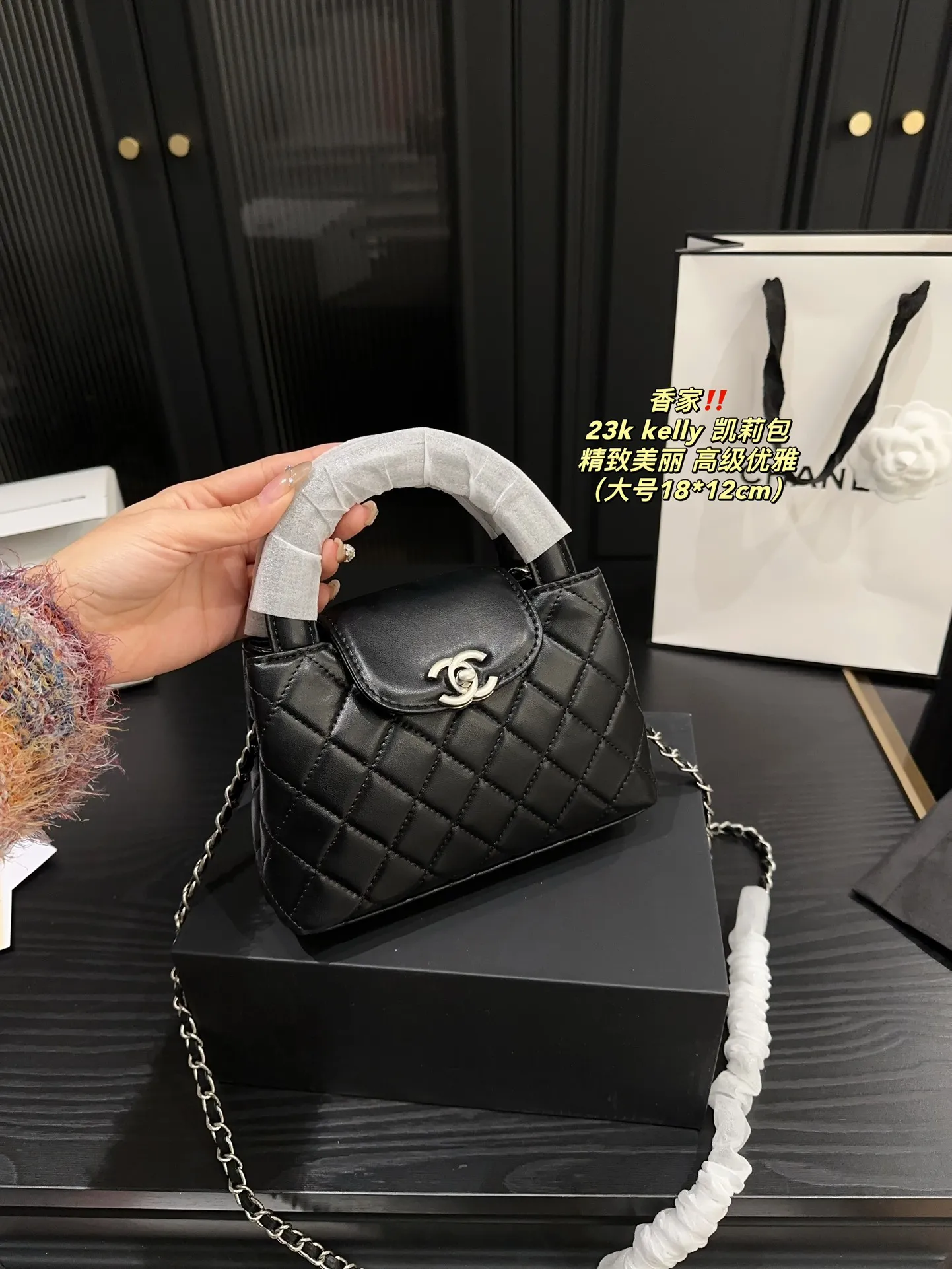大号P175全套包装⚠️尺寸18.12 小号P170全套包装⚠️尺寸12.8 香奈儿 23k kelly 凯莉包 CHANEL 时尚是一个轮回,大热门中古kelly被Chanel重新设计焕发生机,中古Kelly以经典的手柄手提出名,在基础加上皮穿链肩带颠覆传统,更加随性方便