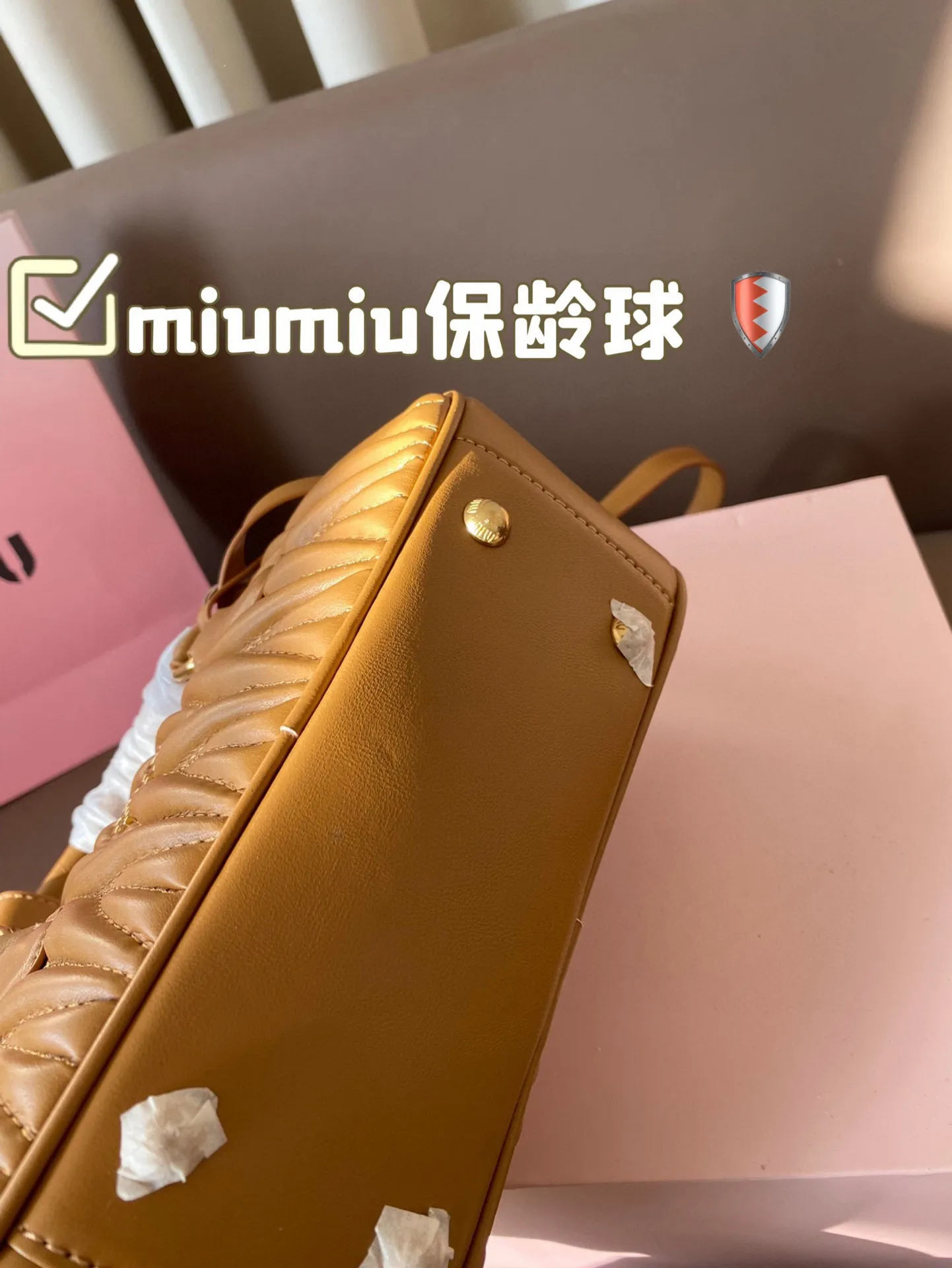 P200 配盒 size:23*12cm miumiu保龄球 新尺寸‼️ 很难不爱啊啊! 这个尺寸很难不动心哦! 可手拎也可斜挎 容量足足的~~ 出场就是miumiu小公主