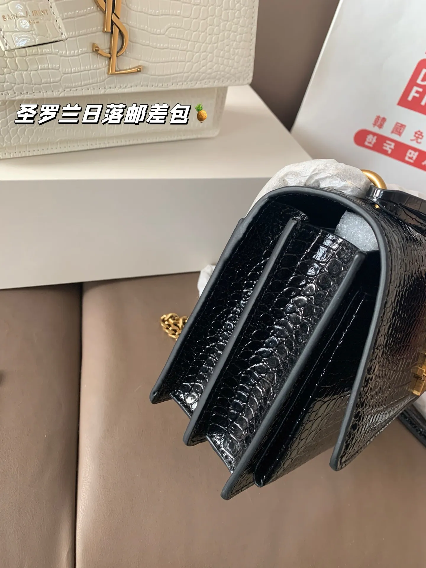 P200 鳄鱼纹 配飞机盒折叠盒子 圣罗兰独家📷实拍】ysl专柜同款 日落邮差包 新鲜出炉啦‼️简直是美到人心啦 高端货 原版五金logo 首选进口皮料 质感超赞😍😍所谓人人必备一款圣罗兰 这个款式必须自留 经典版型！ 真的是让人眼前一亮 喜欢的美妞抓紧啦 实物简直太美💕尺寸22*16