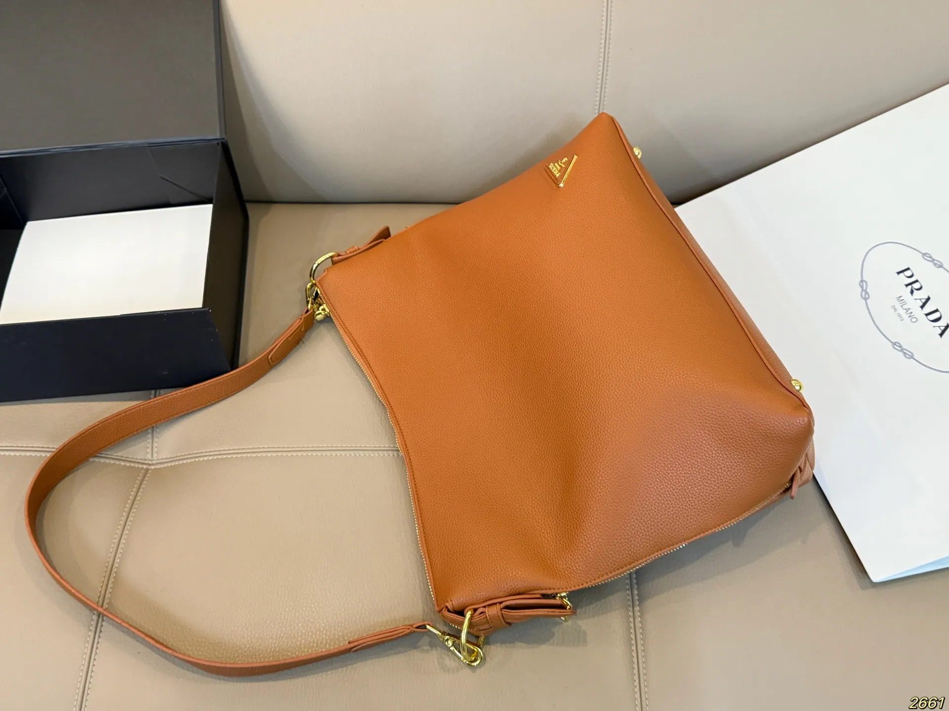 &yen;165 普拉达Prada 新款托特包腋下包 充满了不一样的帅气感 甜酷辣妹穿搭必备 尺寸： 34 31