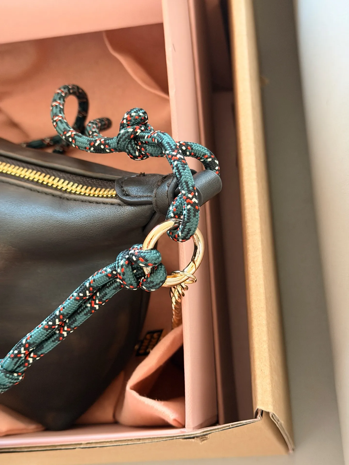 💰190 配盒 size:底宽18*15cm miumiu 咖啡棕小饭盒~ 自带冲浪绳!! 做旧的效果牛皮更高级哦! miumiu作旧彩绳饭盒包测评,真的太好看了吧