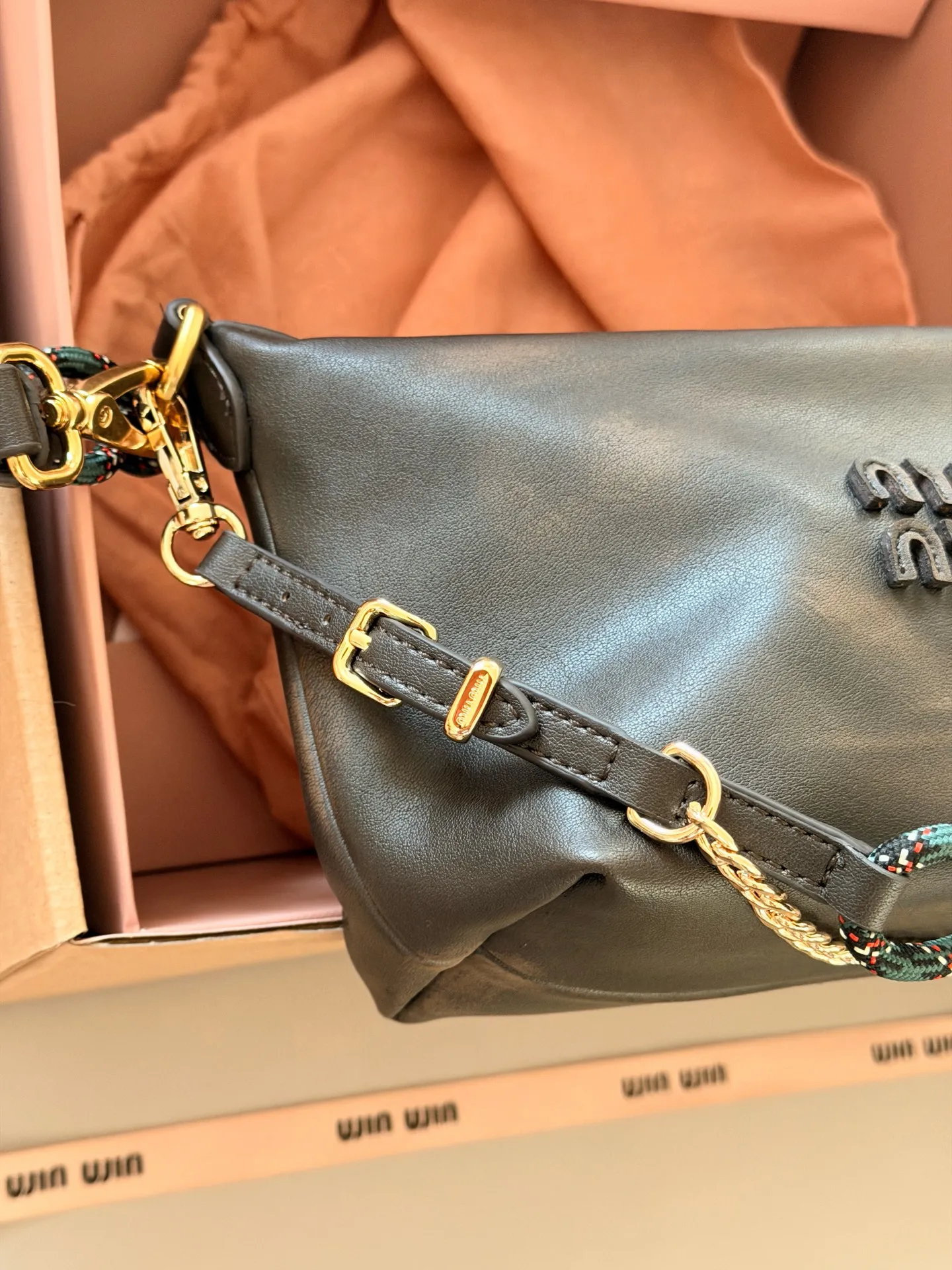 💰190 配盒 size：底宽18*15cm miumiu 咖啡棕小饭盒~ 自带冲浪绳！！ 做旧的效果牛皮更高级哦！ miumiu作旧彩绳饭盒包测评，真的太好看了吧