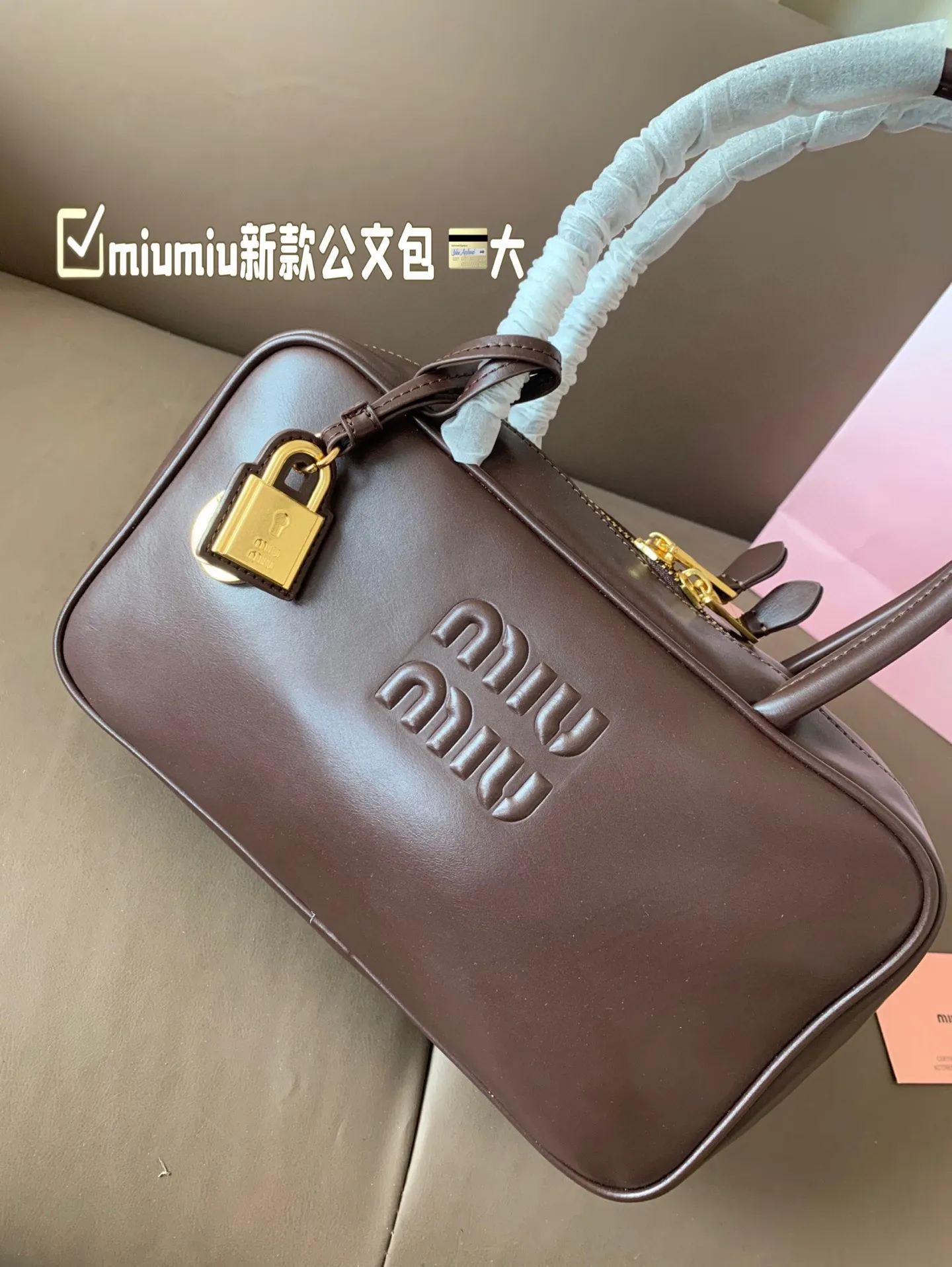 大P260 miumiu新款公文包 今年的风刮的太猛了 老多爆款了! 这款的版型太受欢迎! #miumiu 这一季不管是单肩包 #miumiu包 还是托特包都超级可爱! 尺寸 大29*17