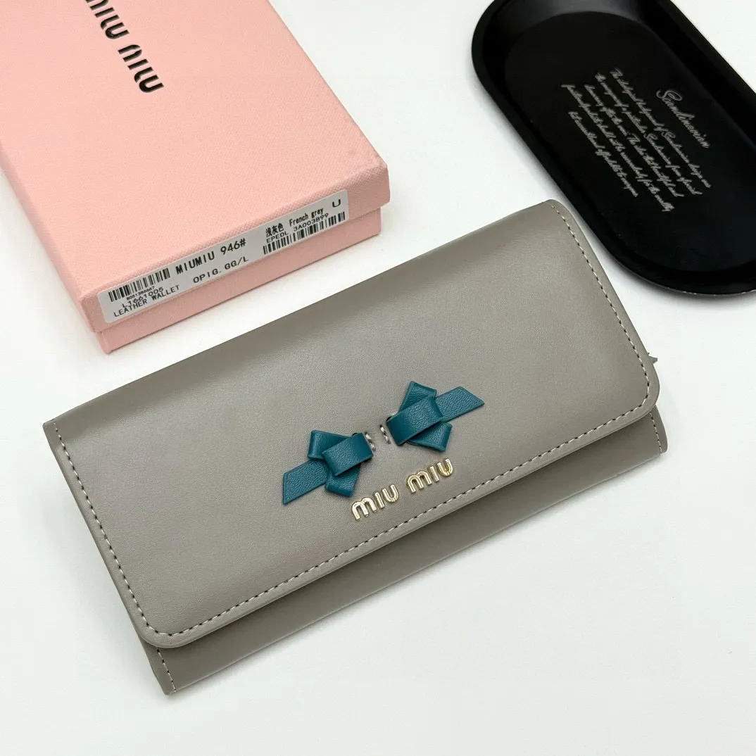 📢📢📢p105 miumiu 946 颜色:黑色 粉色 深灰色 浅灰色 尺寸:19*10.5*3.5 说明:miumiu专柜最新款火爆登场!采用头层牛皮,做工精致, 媲美专柜!绝美配色,超级精致时尚!