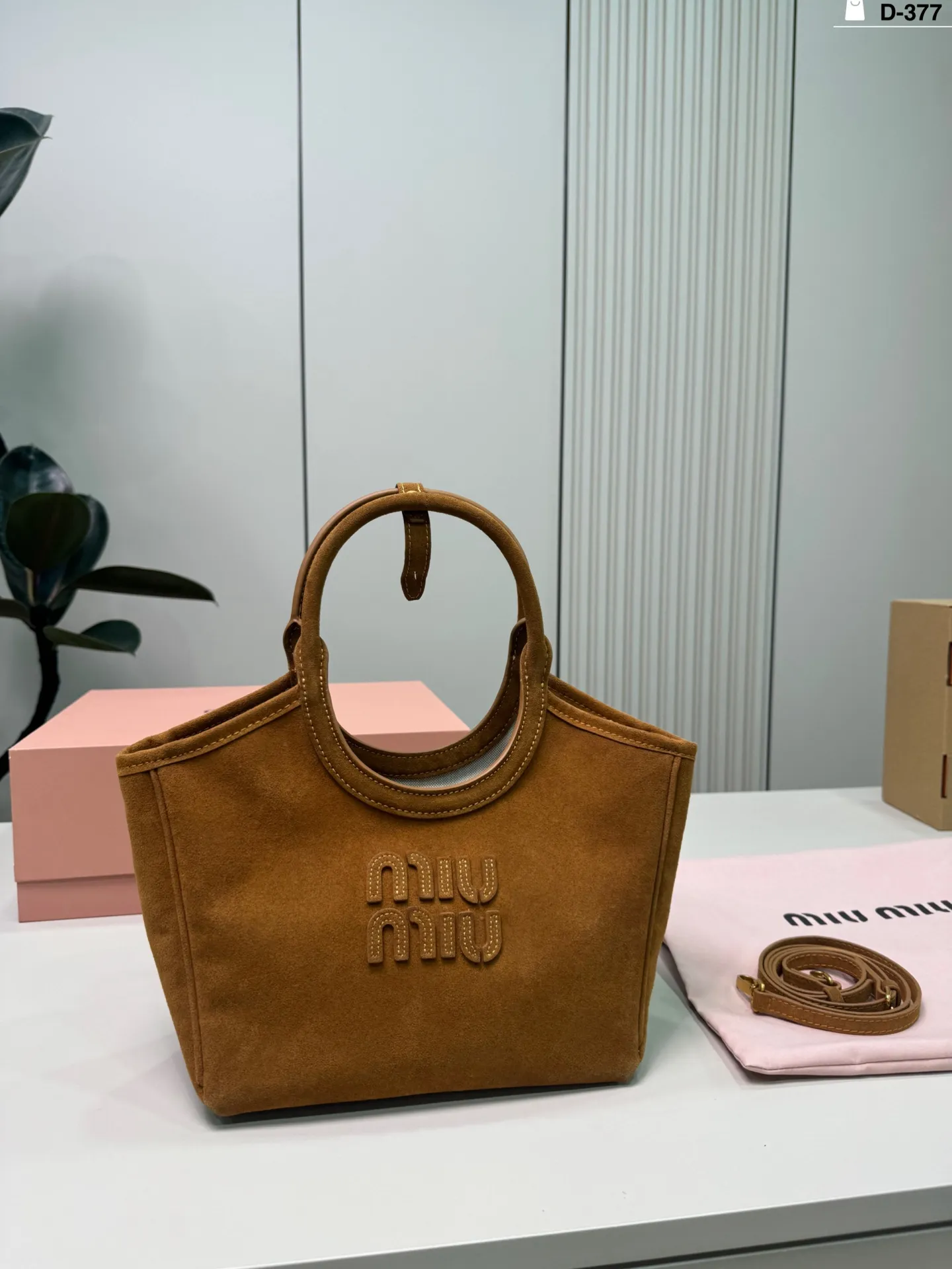 💰p165 D-377尺寸22&times;18折叠盒 Miu Miu Ivy手袋， 简约复古风满满! 通勤休闲都能搭。 秋冬穿搭必备，轻松提升造型感。尺寸适中，实用又时髦，是Miu Miu热门单品，时髦精们都在入手!