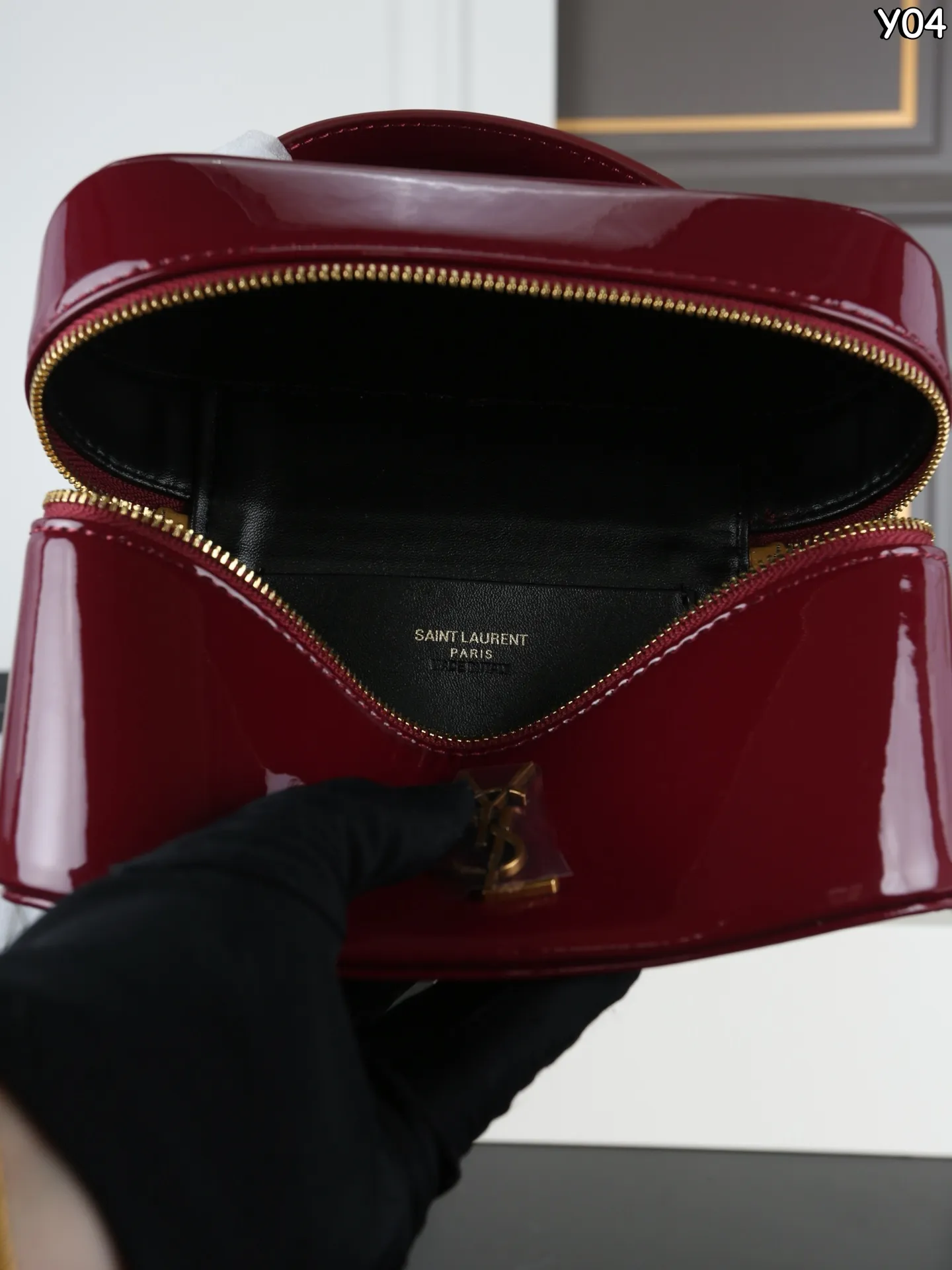 P180 全套礼盒 圣罗兰 YSL GABY 漆皮 盒子包 单肩斜挎手提包化妆包 漆皮更复古，更有个性~ 秋冬新款漆皮系列丨泛着高级光泽哇 高级感都要溢出来啦 尺寸：18&times;12