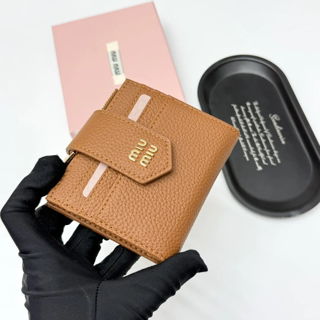 p85🎀miumiu V13🎀颜色 黑 棕🎀尺寸 11.5*10*3 🎀miumiu专柜最新款！专柜爆款热力来袭，釆用顶级进口牛皮，做工精细