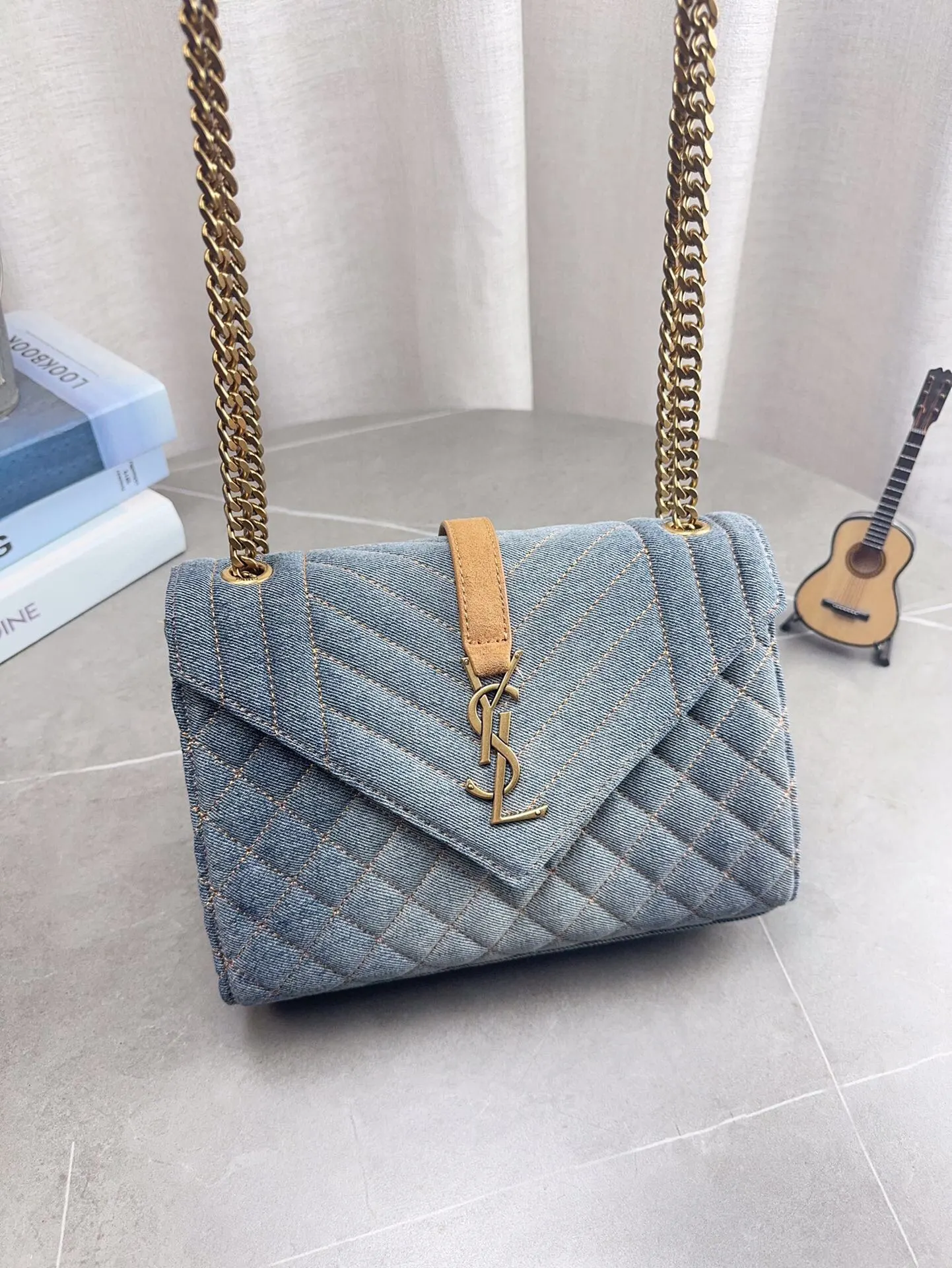 折叠飞机礼盒包装 高品质YSL圣罗兰牛仔链条信封包 简约才是百搭公式。 复古又时髦,妥妥的街拍神器。 出街通勤都可。 容量很大,可肩背、斜挎。 搭配很显高级感。 是帅气女孩不可缺少的一款经典存在。 尺寸24*17cm p185