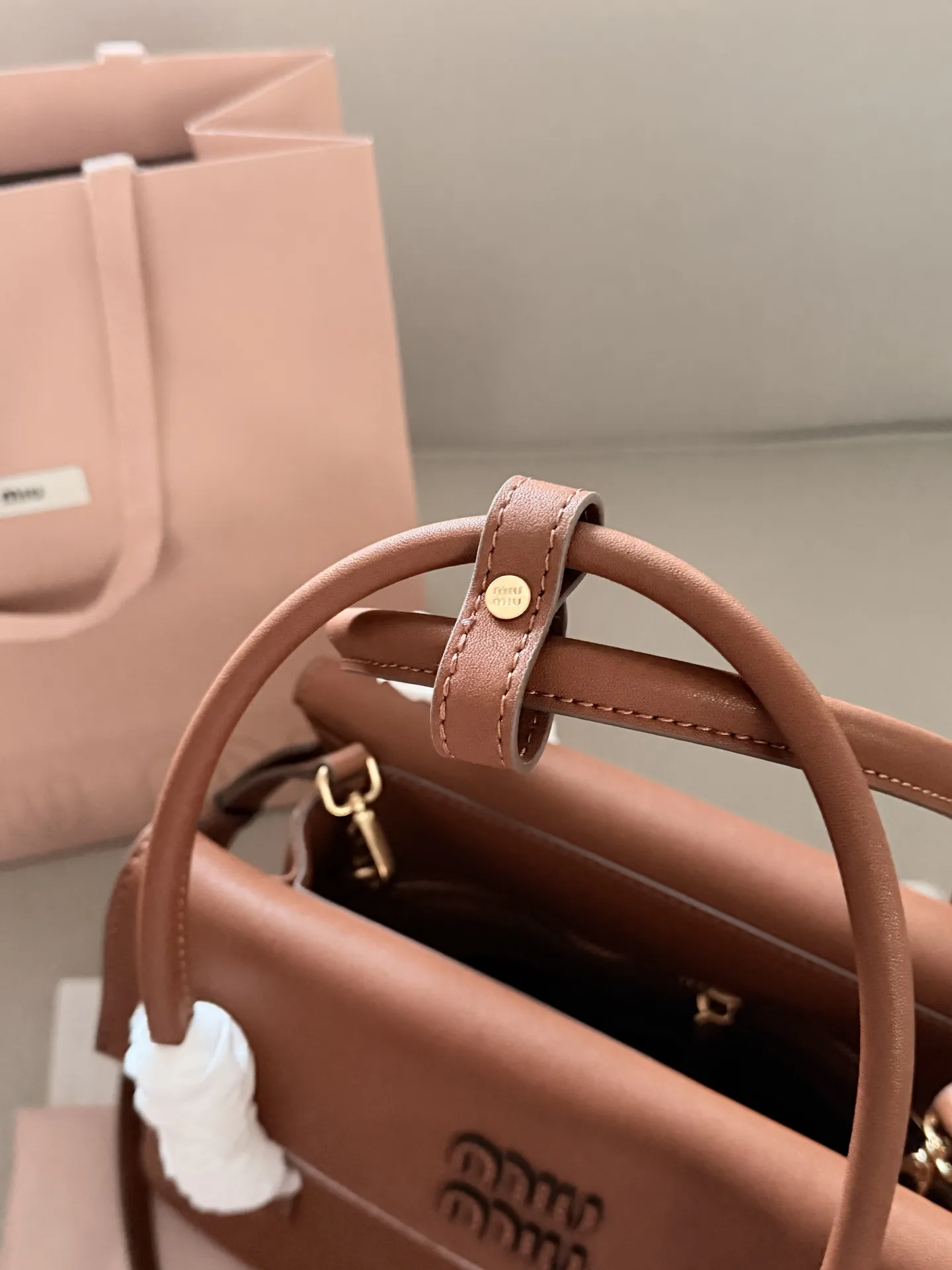 💰225 配盒 size:28*20cm Miumiu Solitaire用上了! 这只Solitaire简直让我一眼万年! 复古调调拿捏得死死的, 亮面皮超级好看 质感也超好! 两边的翻盖格设计真的很贴心, 磁吸翻盖很方便 可手提可单肩可斜挎, 从实用性来说,这只Solitaire真的nice!