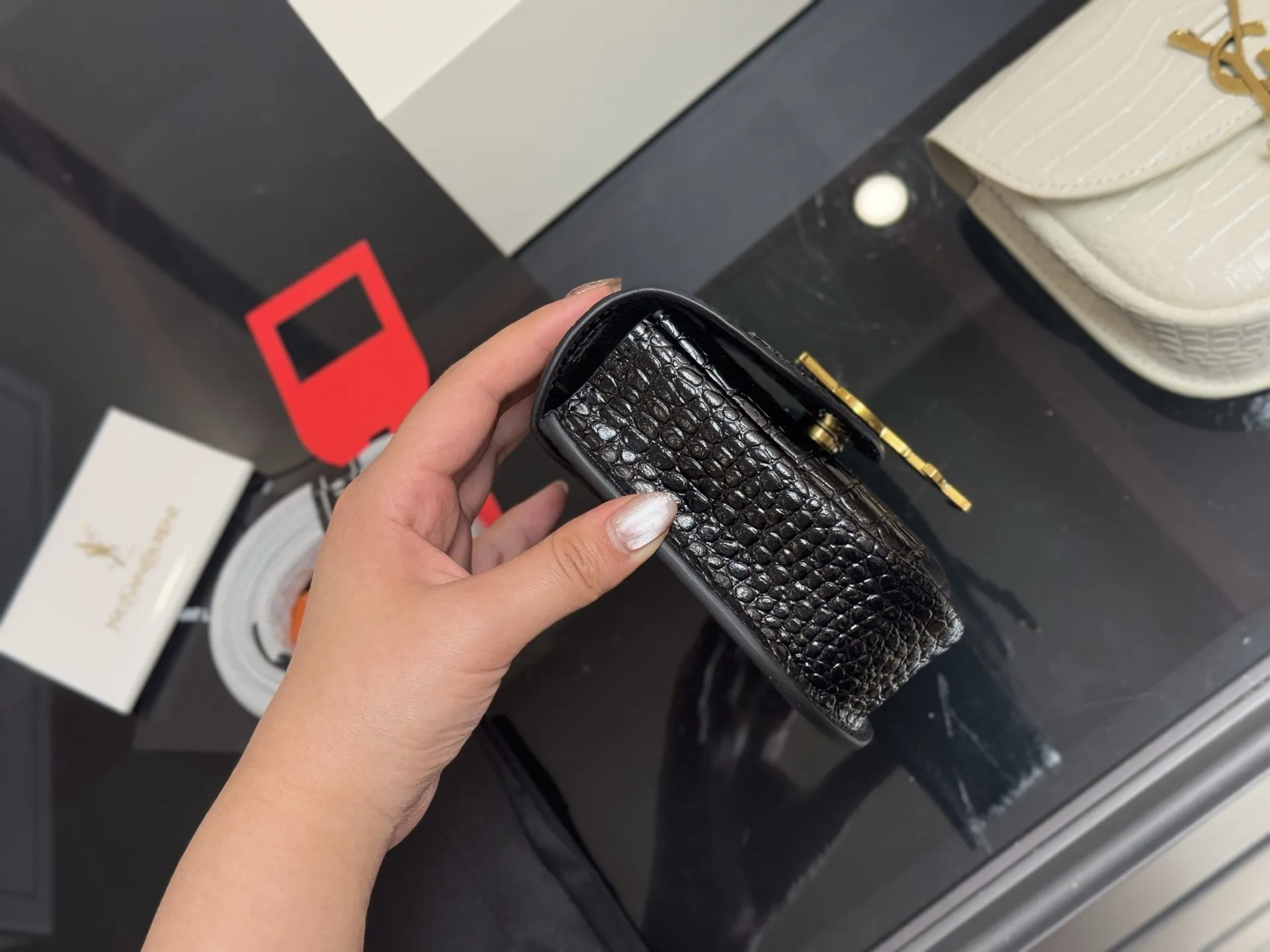 ¥140 配折叠盒飞机盒 尺寸:17cm 圣罗兰 Kala马鞍 很好看啊啊啊 这款绝对是ysl的鼻祖! 牛皮品质! 太STALY!